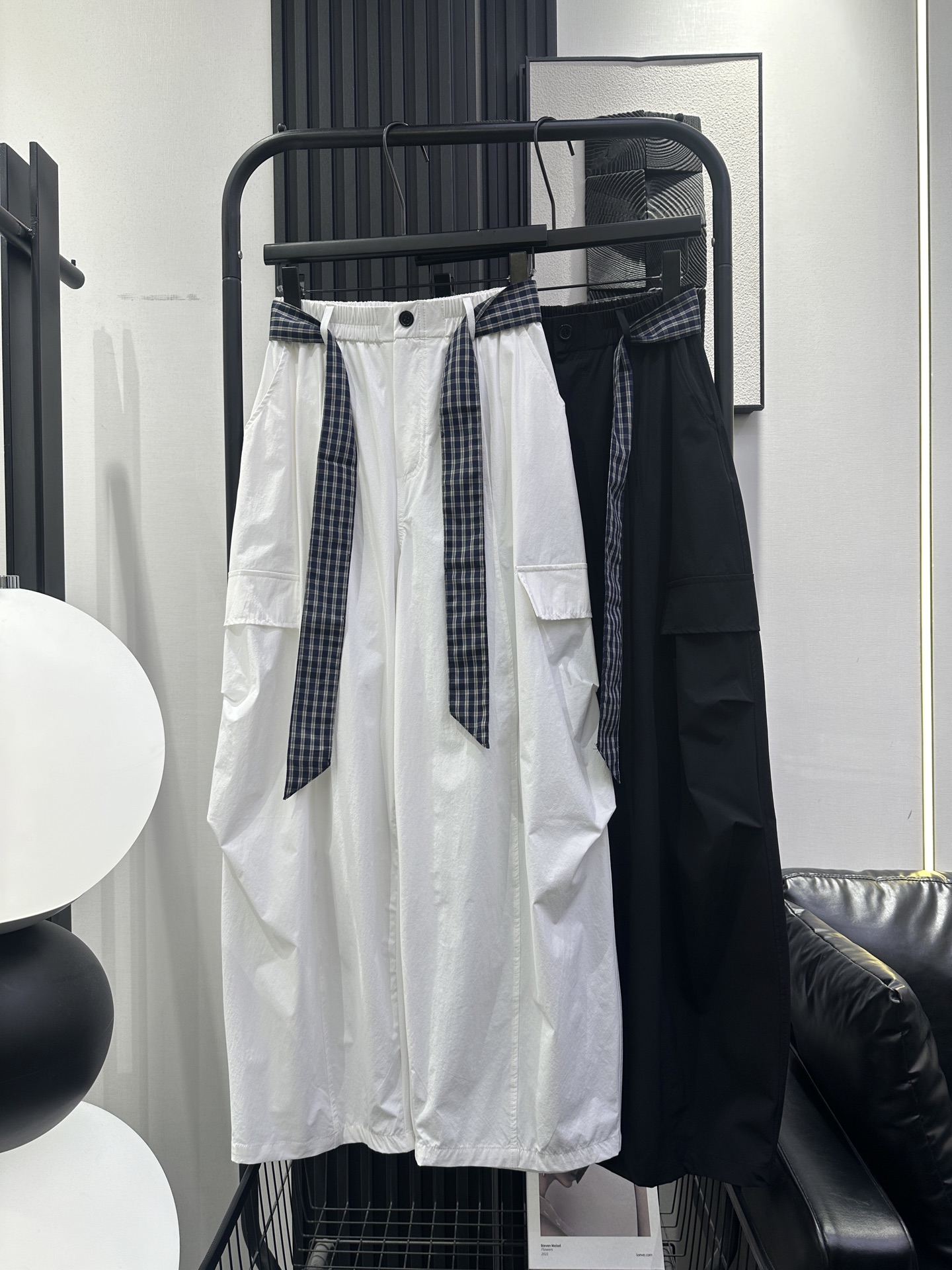 NO:798264,BALENCIAGA - Balenciaga's new plaid belt casual overalls. Knee pleat design. Decorative buckles on the elastic waist. The fabric is thin and super comfortable. The shape is super correct. Two colors smlxl,,balenciaga,balenciaga,19860909BALENCIAGA-巴黎世家新款格子腰带休闲工装裤 膝盖褶皱设计 松紧腰上做了装饰扣 面料薄薄的超舒适 版型超正 两色 smlxl,,balenciaga,balenciaga,,Women's clothing
