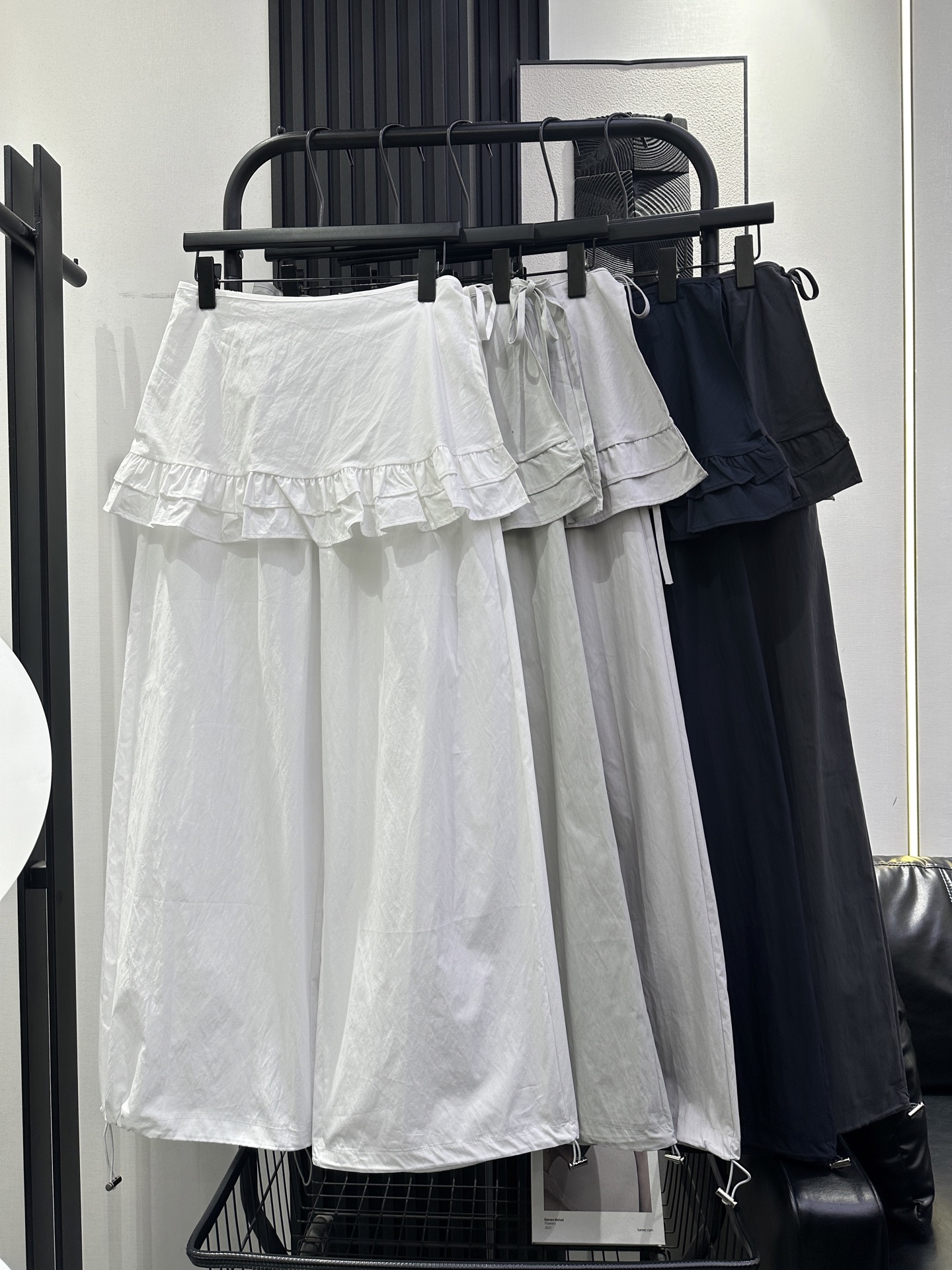 NO:794830,MIUMIU-New double-layer lace butt curtain high-waisted and wide-leg two-piece set. The elastic waist is highly tolerant. The fabric is ultra-light and thin. Sweetness and spontaneity perfectly collide. Wide-leg pants that hide the flesh and make you look slim. Easily wear long legs. Recommended four colors smlxl,,miumiu,19860909MIUMIU-新款双层花边屁帘高腰阔腿两件套 松紧腰包容性强 面料超轻薄 甜美与率性完美碰撞 藏肉显瘦的阔腿裤型 轻松穿出大长腿 推荐 四色 smlxl,,miumiu,,Women's clothing