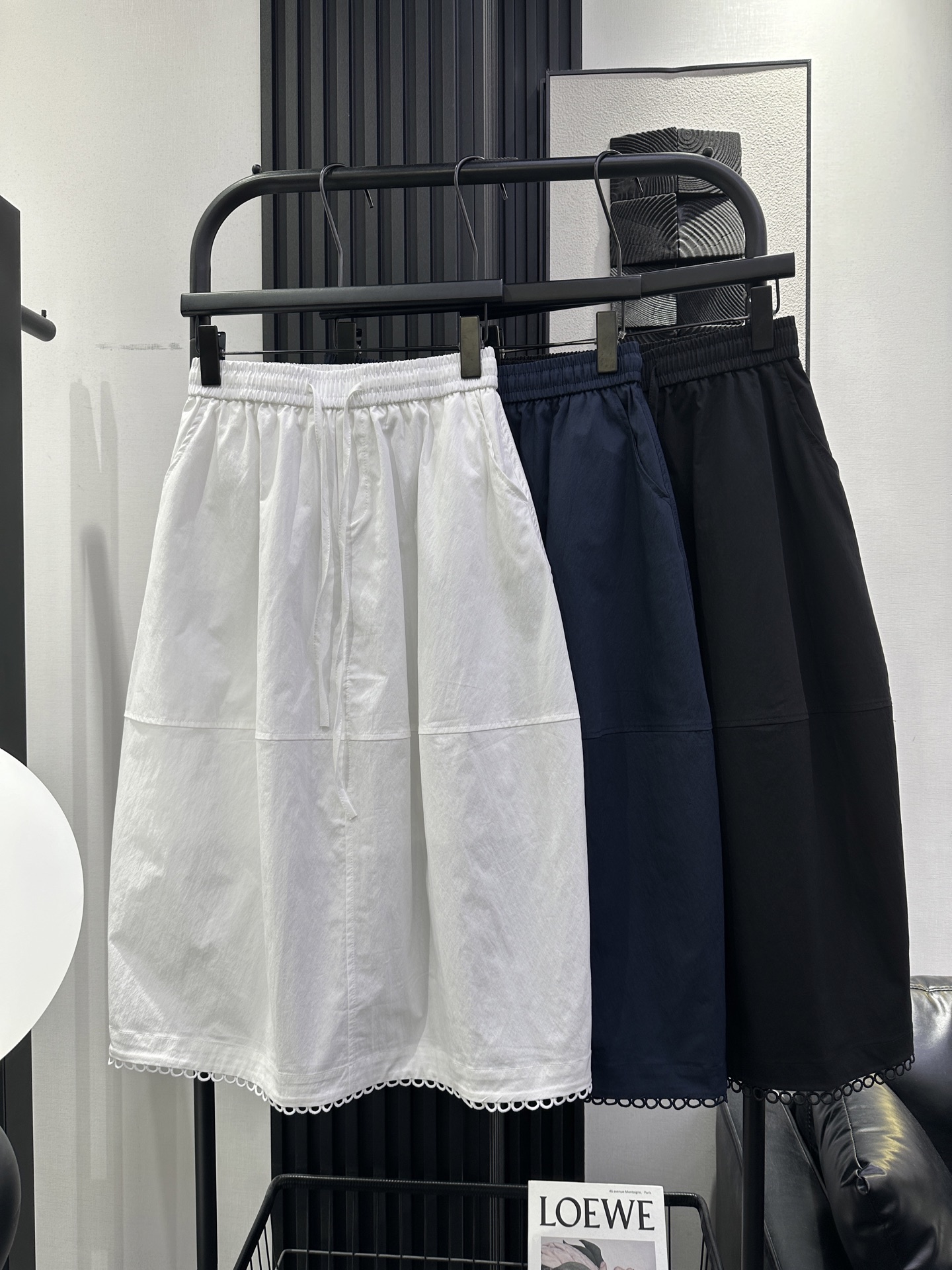 NO:795360,MM6-New simple version of fashionable high-waisted skirt. Minimalist style is here. Circle edge design on the hem. Very versatile and slimming. The texture is amazing. Three colors: smlxl, masion margiela, skirts,19860909MM6-新款简约版时尚高腰半裙 极简风格来咯 下摆圆圈边设计 非常百搭显瘦的一款 质感绝绝赞 三色 smlxl,,masion margiela,skirts,,Women's clothing