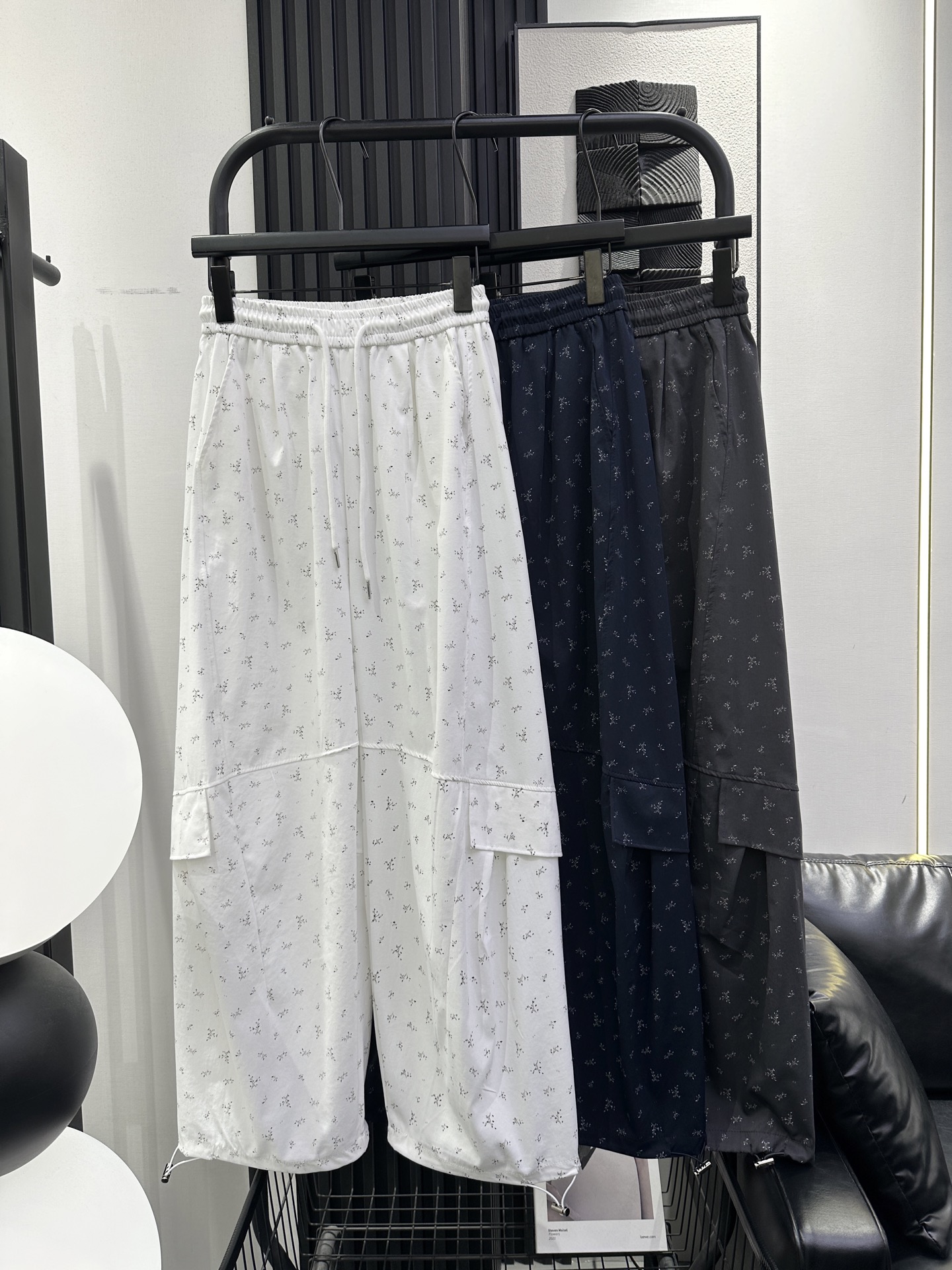 NO:795369,MIUMIU-New style of floral casual pants. Romantic floral meets three-dimensional pocket flap design. Slim and high-waisted tailoring. Super comfortable cotton fabric. Easy to wear with a relaxed feel. Three colors. smlxl,,miumiu,19860909MIUMIU-新款碎花洋气休闲裤 浪漫碎花邂逅立体袋盖设计 显瘦高腰剪裁 超舒适的棉质面料 轻松穿出松弛感 三色 smlxl,,miumiu,,Women's clothing