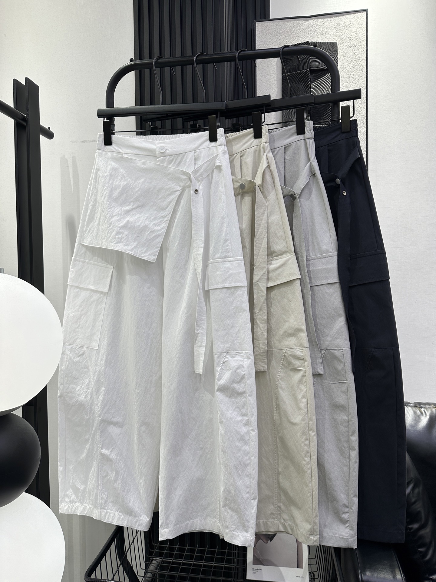 NO:795366,Balenciaga - New fake two-piece casual overalls with a lazy style + bias-cut front fake two-piece design. Fashionable and versatile. The upper body is super good-looking. Four colors. smlxl,,balenciaga,19860909巴黎世家- 新款假两件休闲工装裤慵懒风+前幅斜裁假两件设计 时尚洋气百搭 上身超好看 绝绝子 四色 smlxl,,balenciaga,,Women's clothing