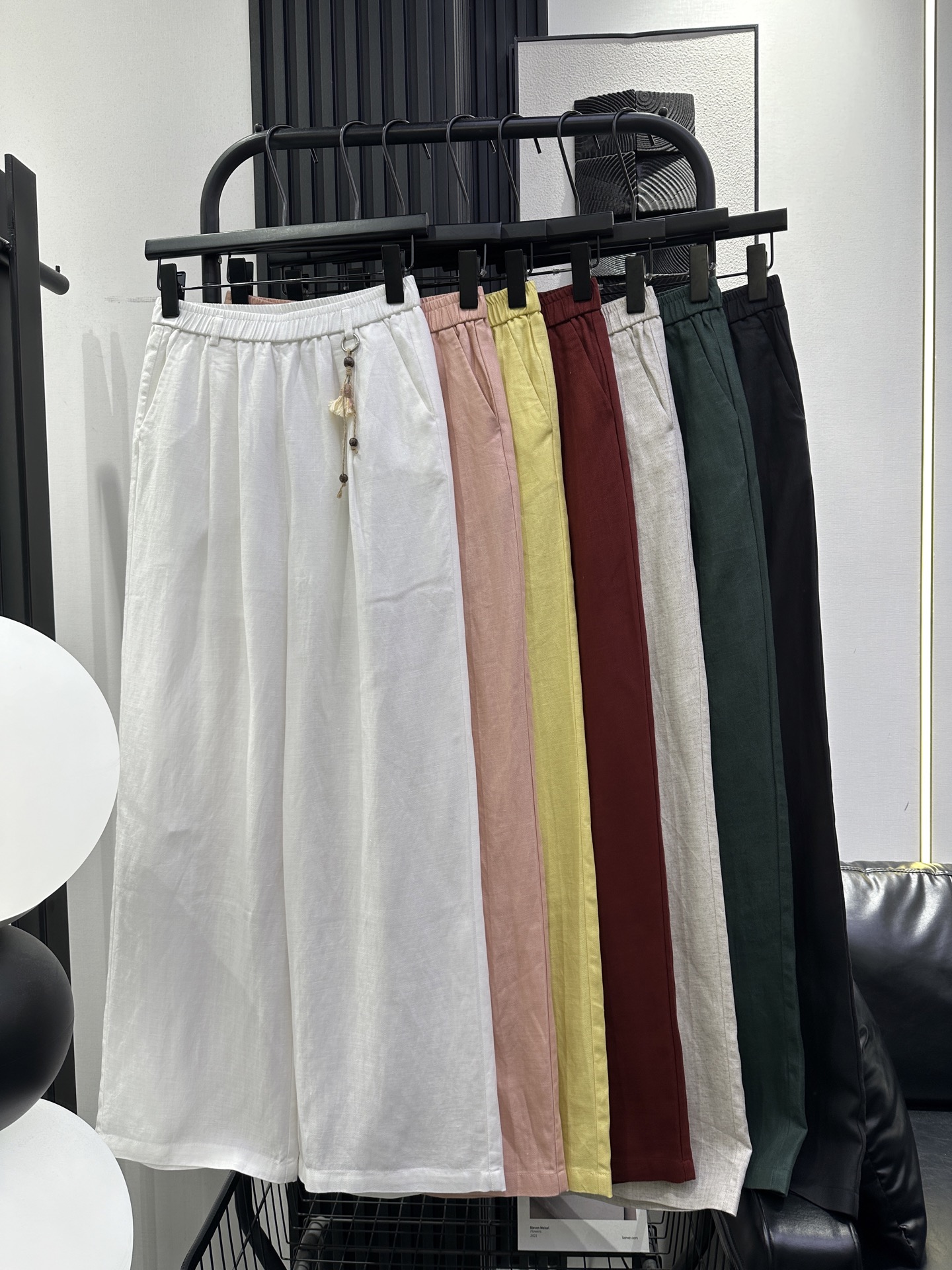 NO:795363,YSL Saint Laurent's new popular summer wide-leg pants. Tencel linen fabric. Small design on the left waist. Very tolerant. The upper body is comfortable and slim. The shape is super correct. The color is good. Recommend seven colors. smlxl,, saint laurent, saint laurent,19860909YSL圣罗兰 新款夏季爆款阔腿裤 天丝亚麻面料 左腰挂件小设计 包容性极强 上身舒适显瘦 版型超正 颜色好看 推荐 七色 smlxl,,saint laurent,saint laurent,,Women's clothing
