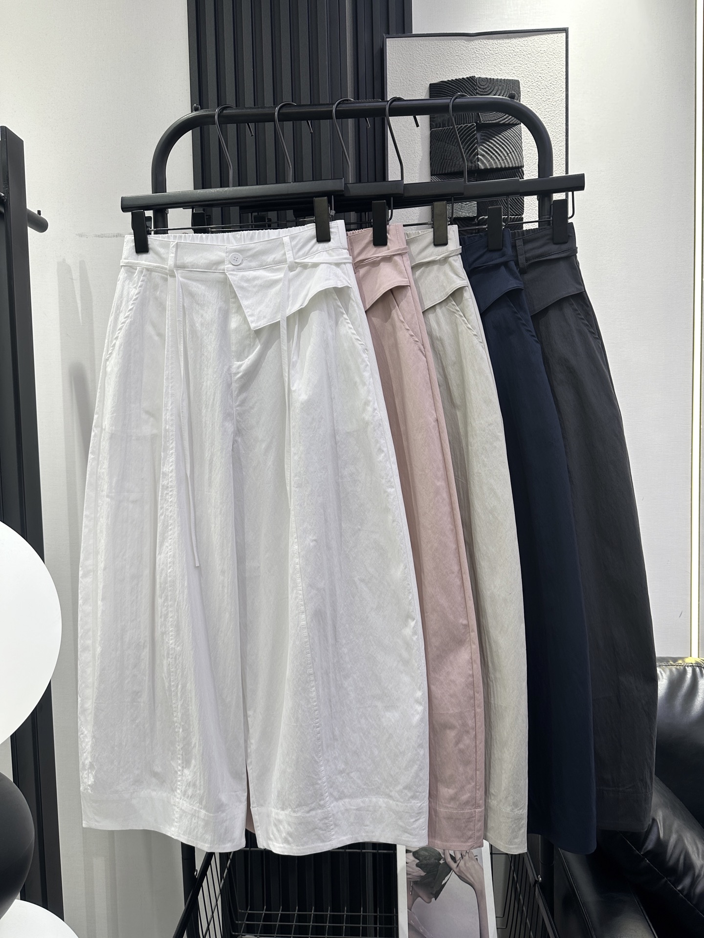 NO:795767,Balenciaga - New thin belted casual nine-point pants, scimitar trousers, very tolerant to the figure, very versatile colors, casual and lazy style, five colors SMLXL,,balenciaga,19860909巴黎世家-新款细腰带休闲九分裤弯刀裤型 对身材包容性强 颜色调非常百搭 休闲慵懒style 五色 SMLXL,,balenciaga,,Women's clothing