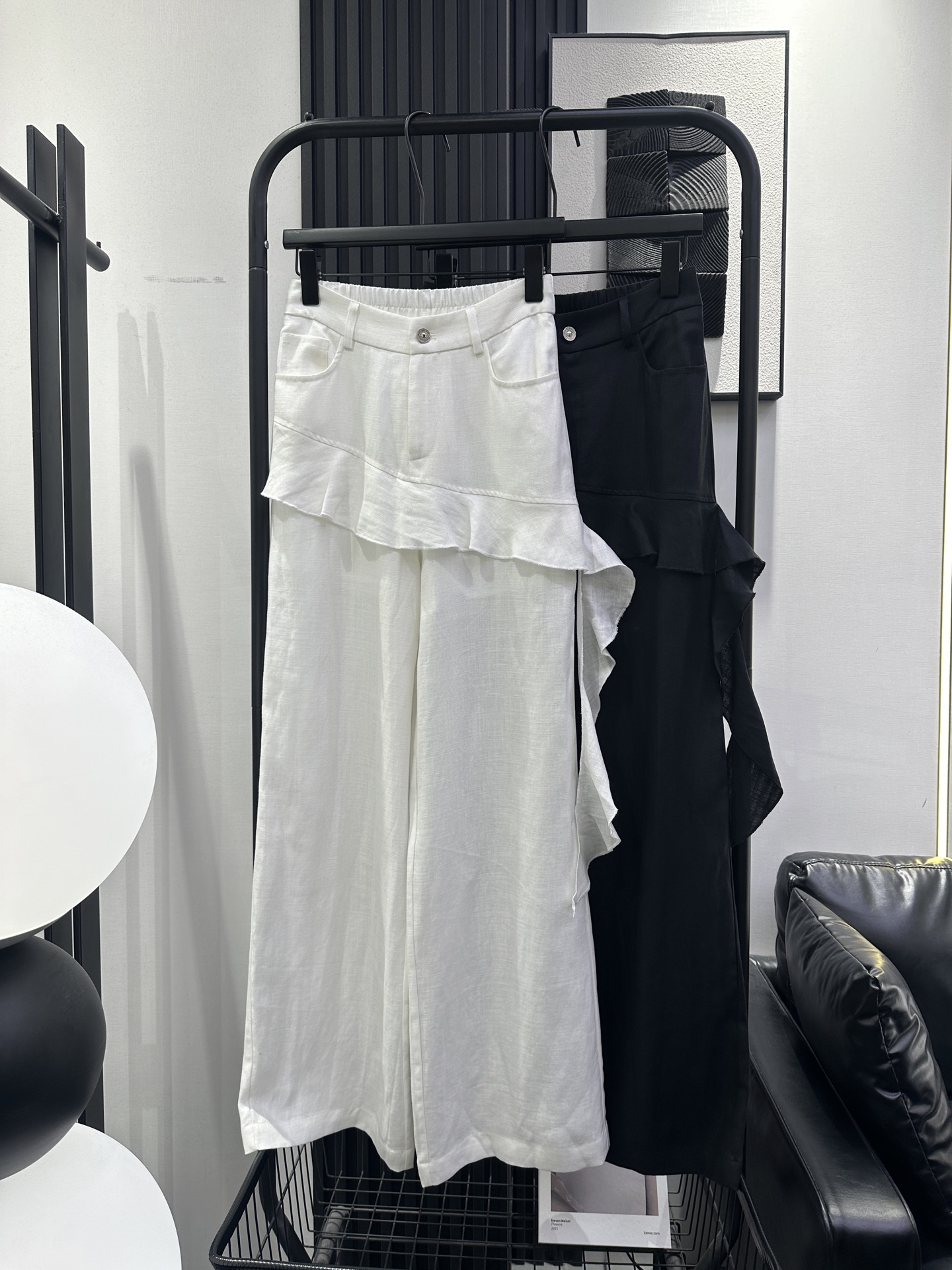 NO:796275,MIUMIU-New ruffled ribbon Tencel linen wide-leg pants. Irregular tailoring design. The elastic waist at the back is highly tolerant. The fabric is breathable and soft. Wear it casually for a high-end feel. Close your eyes and enter. Two colors. smlxl,,miumiu,19860909MIUMIU-新款荷叶边飘带天丝亚麻阔腿裤 不规则剪裁设计 后松紧腰包容性强 面料透气柔软 随便穿出高级感 闭眼入 两色 smlxl,,miumiu,,Women's clothing