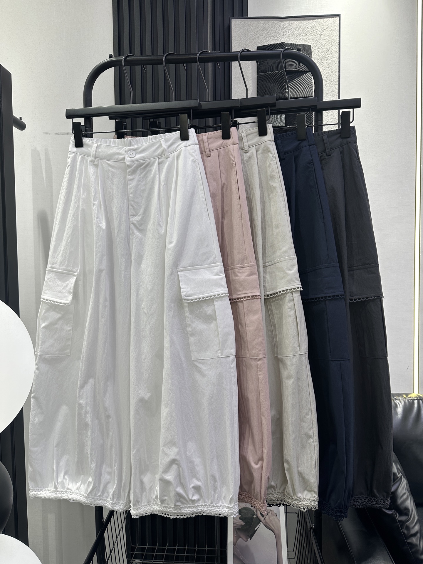 NO:796278,MM6-New summer thin nine-point bloomers. Quick-drying ultra-thin fabric. Small lace design on the trouser legs. It hides fat and looks slim without picking up the figure. Wonderful pants that even small people can manage. Five colors smlxl, masion margiela,19860909MM6-新款夏季薄款九分灯笼裤 速干超薄面料 裤脚花边小设计 藏肉显瘦不挑身材 小个子也能驾驭的神裤 五色 smlxl,,masion margiela,,Women's clothing