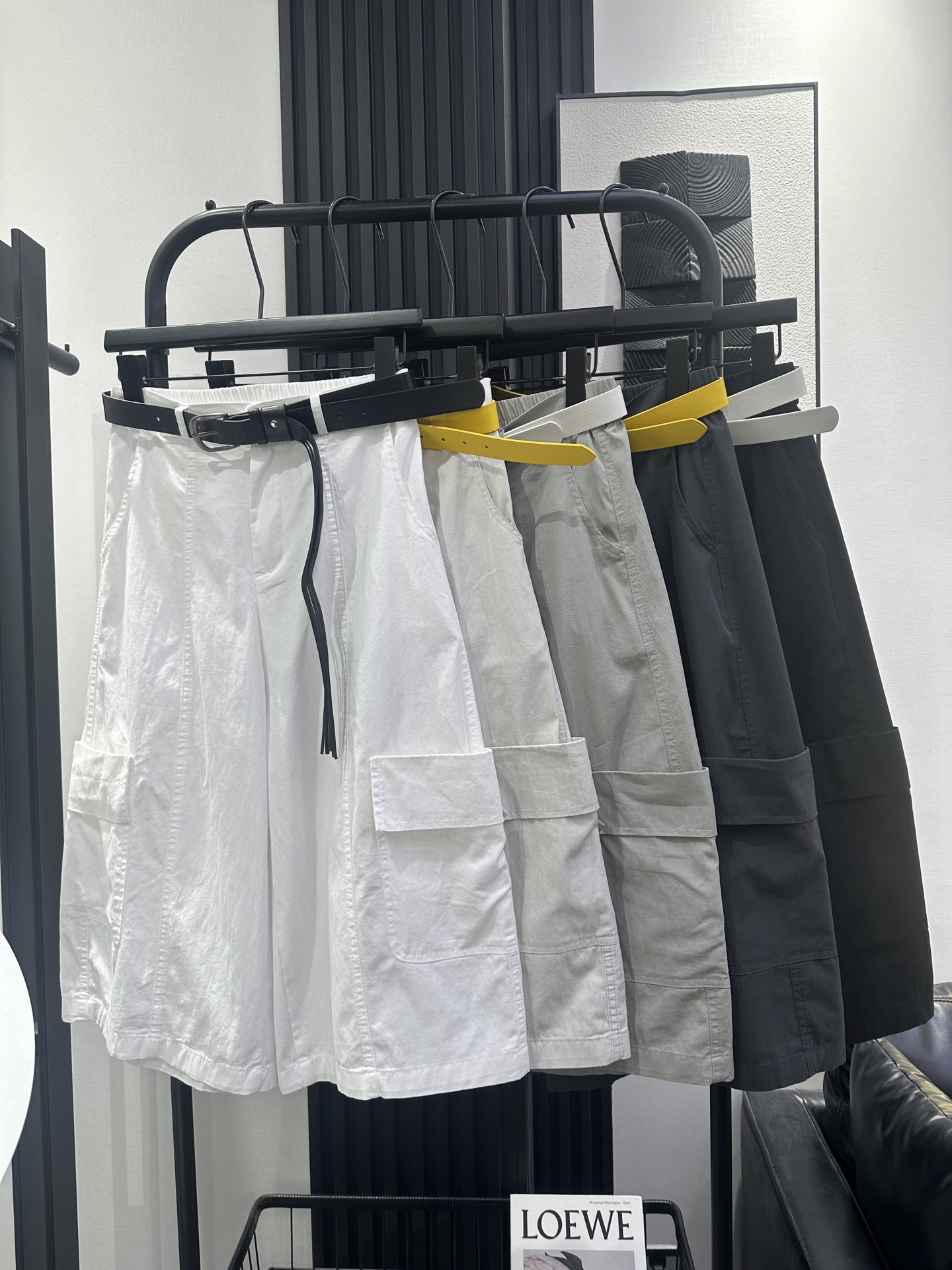 NO:796831,BALENCIAGA Balenciaga's popular workwear cropped pants come with double pocket design and belt. The version is very slim. Sweet and cool style. Reserved. Five colors. smlxl,,balenciaga,balenciaga,19860909BALENCIAGA 巴黎世家 爆款工装七分裤来咯双口袋设计风格 配腰带 版型非常显瘦 甜酷风 自留款 五色 smlxl,,balenciaga,balenciaga,,Women's clothing