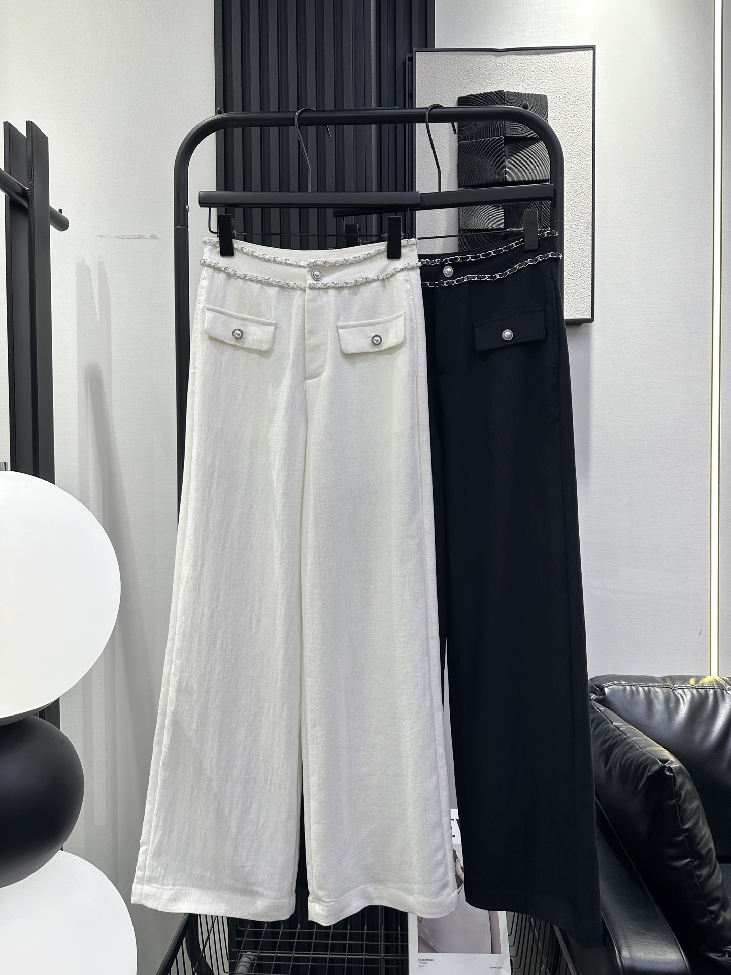 NO:797934,CHANEL Xiaoxiang's new double chain straight pants. The fabric is soft and delicate. The upper body is very slim. A must-have for fashionable women. Exquisite and elegant. Two colors. smlxl,,chanel,19860909CHANEL 小香 新款双链条直筒裤 面料柔软细腻 上身非常显瘦 时尚女人必备 精致优雅 两色 smlxl,,chanel,,Women's clothing