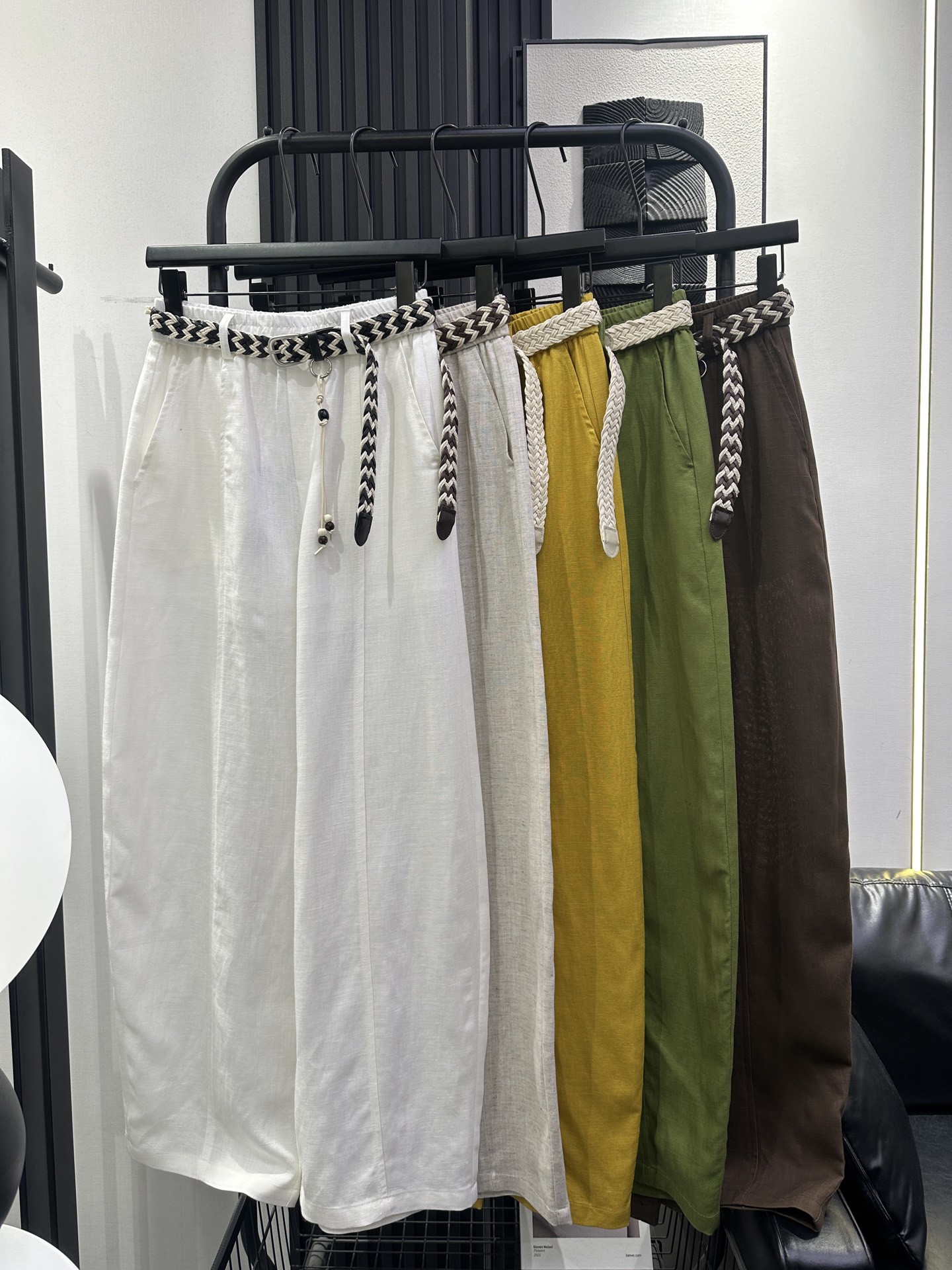 NO:798569,YSL Saint Laurent's new braided belt and linen scimitar trousers. The fabric is breathable and light. The color is bright and the upper body is absolutely perfect. The version is super good. It is slim and elegant. Five colors. smlxl,, saint laurent, saint laurent,19860909YSL圣罗兰新款编制皮带麻料弯刀裤 面料透气轻薄 颜色鲜艳上身绝绝子 版型超好 显瘦气质款 五色 smlxl,,saint laurent,saint laurent,,Women's clothing