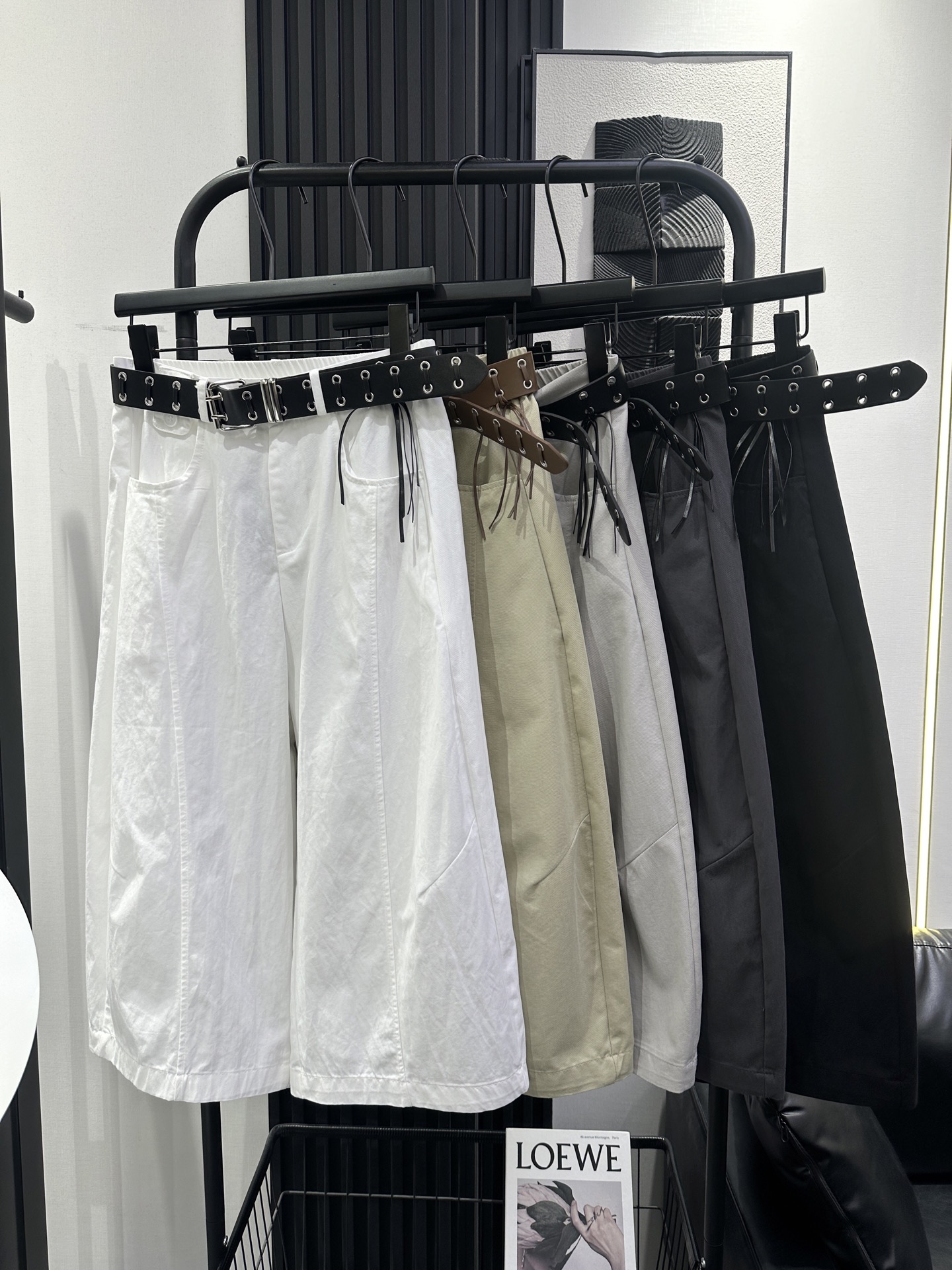 NO:798576,BALENCIAGA Balenciaga Western-style three-quarter scimitar pants with belt, very slim version, sweet and cool style, five colors smlxl,,balenciaga,balenciaga,19860909BALENCIAGA 巴黎世家 洋气七分弯刀裤 配腰带 版型非常显瘦 甜酷风 五色 smlxl,,balenciaga,balenciaga,,Women's clothing