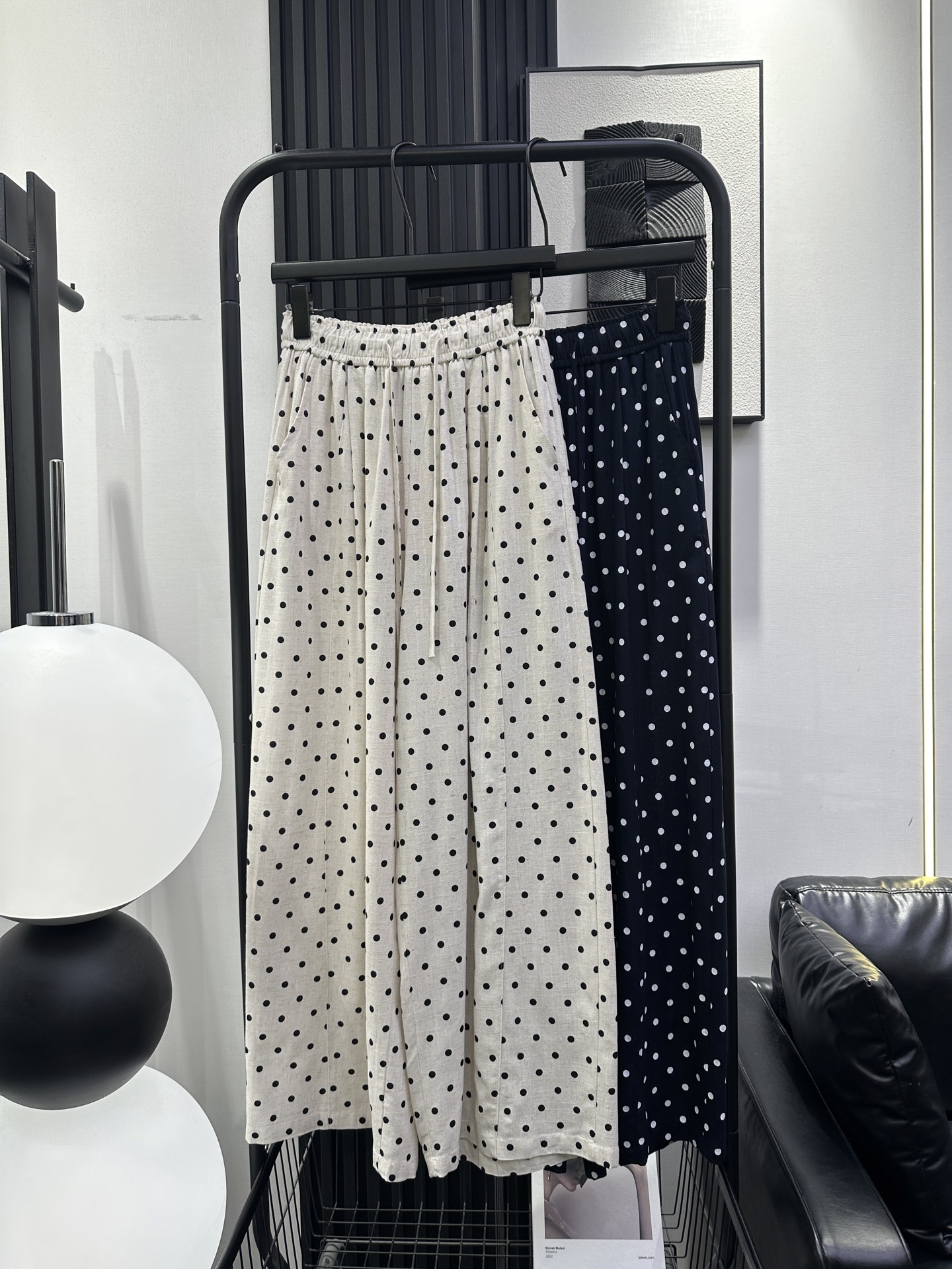 NO:799741,MiuMiu - New style of classic polka-dot linen wide-leg pants. The fabric has good texture, is soft and comfortable, and has a casual and lazy feel. It has a Korean style when matched casually ~ a must-have item for age reduction. Two colors smlxl,,miumiu,19860909MiuMiu -新款经典波点麻料阔腿裤 面料质感好 柔软舒适 随性又慵懒感上线 随意搭配就很有韩系风～减龄单品必备.两色 smlxl,,miumiu,,Women's clothing