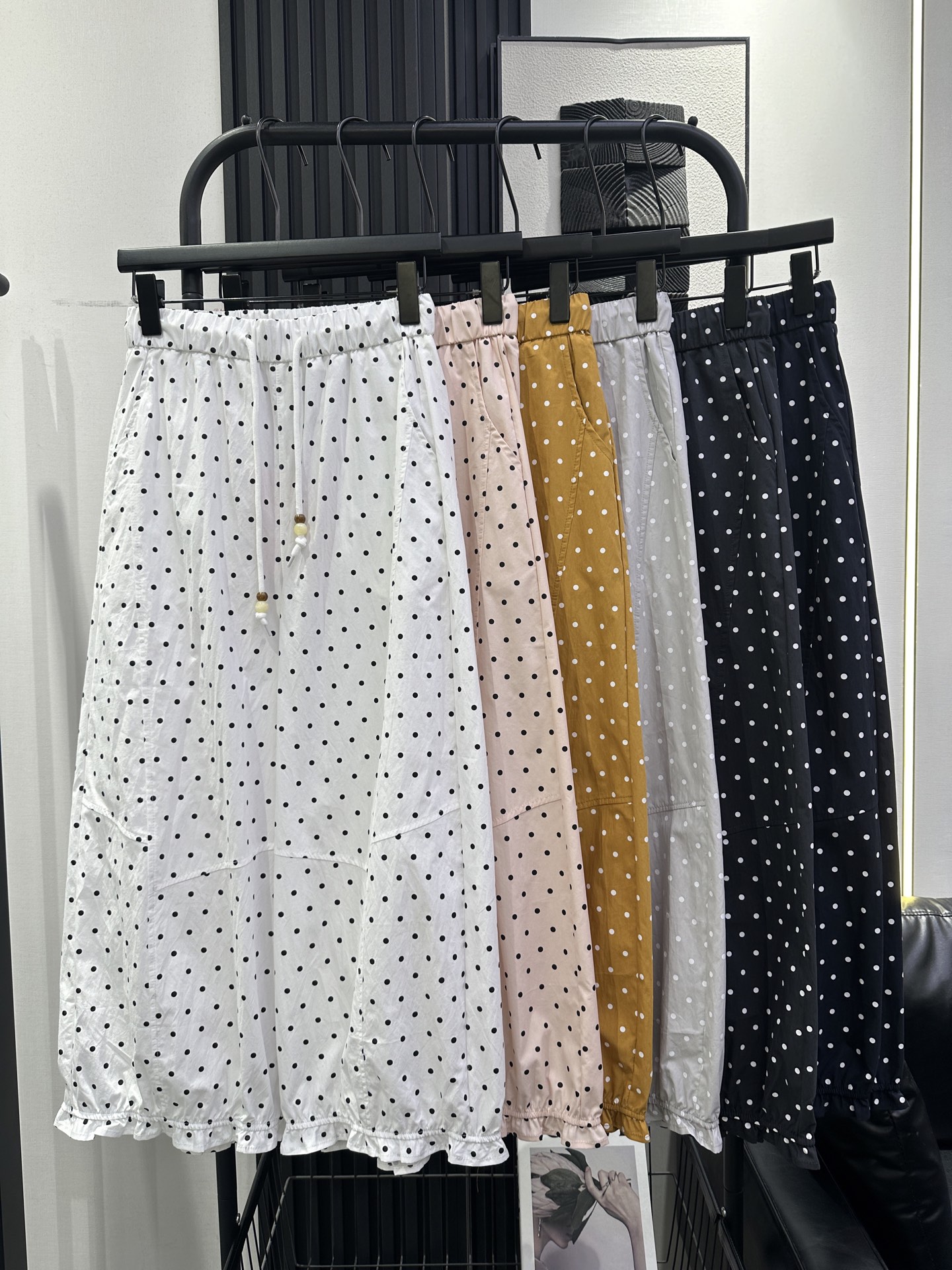 NO:799744,miumiu-new summer thin cotton fabric polka-dot nine-point pants. The shape is positive and tolerant. The upper body looks slim and lazy. Recommended six colors smlxl,,miumiu,19860909miumiu-新款夏季薄款棉布料波点九分裤 版型正包容性强 上身显瘦慵懒感十足 推荐推荐 六色 smlxl,,miumiu,,Women's clothing