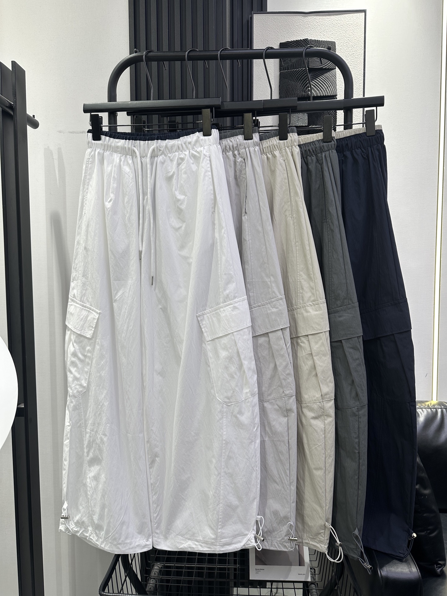 NO:799746,BALENCIAGA Balenciaga - New style drawstring contrasting waist overalls. The fabric is light and breathable. The trouser legs have drawstrings. The upper body is fashionable. Five colors: smlxl,,balenciaga,balenciaga,19860909BALENCIAGA 巴黎世家-新款抽绳撞色腰边工装裤 面料轻薄透气 裤脚带抽绳 版型上身洋气 绝绝子 五色 smlxl,,balenciaga,balenciaga,,Women's clothing