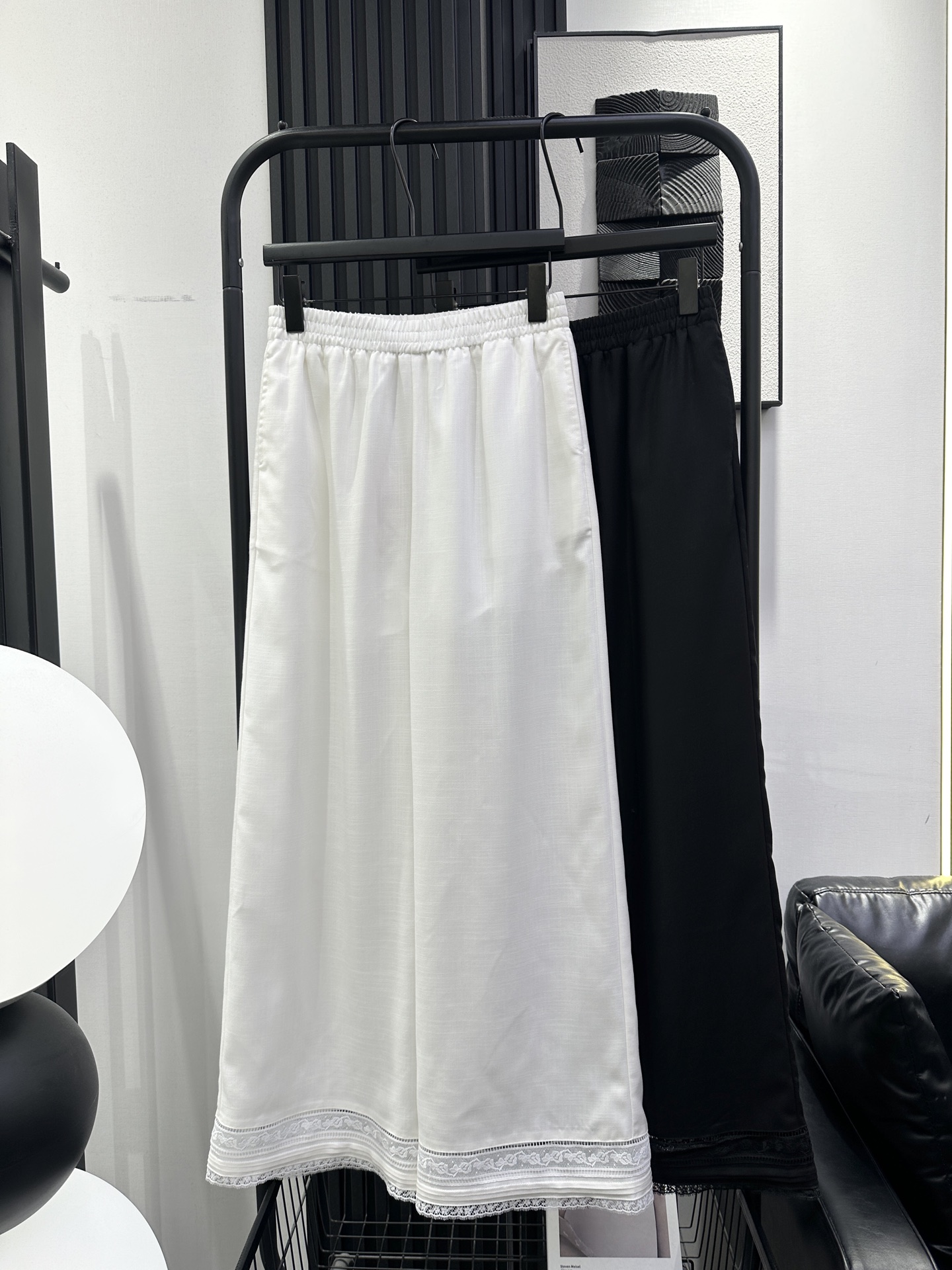 NO:799748,miumiu-New elastic waist Tencel linen wide-leg pants. The trousers are spliced ​​with lace design. The upper body is full of high-end feeling. It has an elegant temperament. The fabric is breathable and soft. Two colors. smlxl,,miumiu,19860909miumiu-新款松紧腰天丝麻阔腿裤 裤脚拼接花边设计 上身满满的高级感 气质高雅 面料透气柔软 两色 smlxl,,miumiu,,Women's clothing
