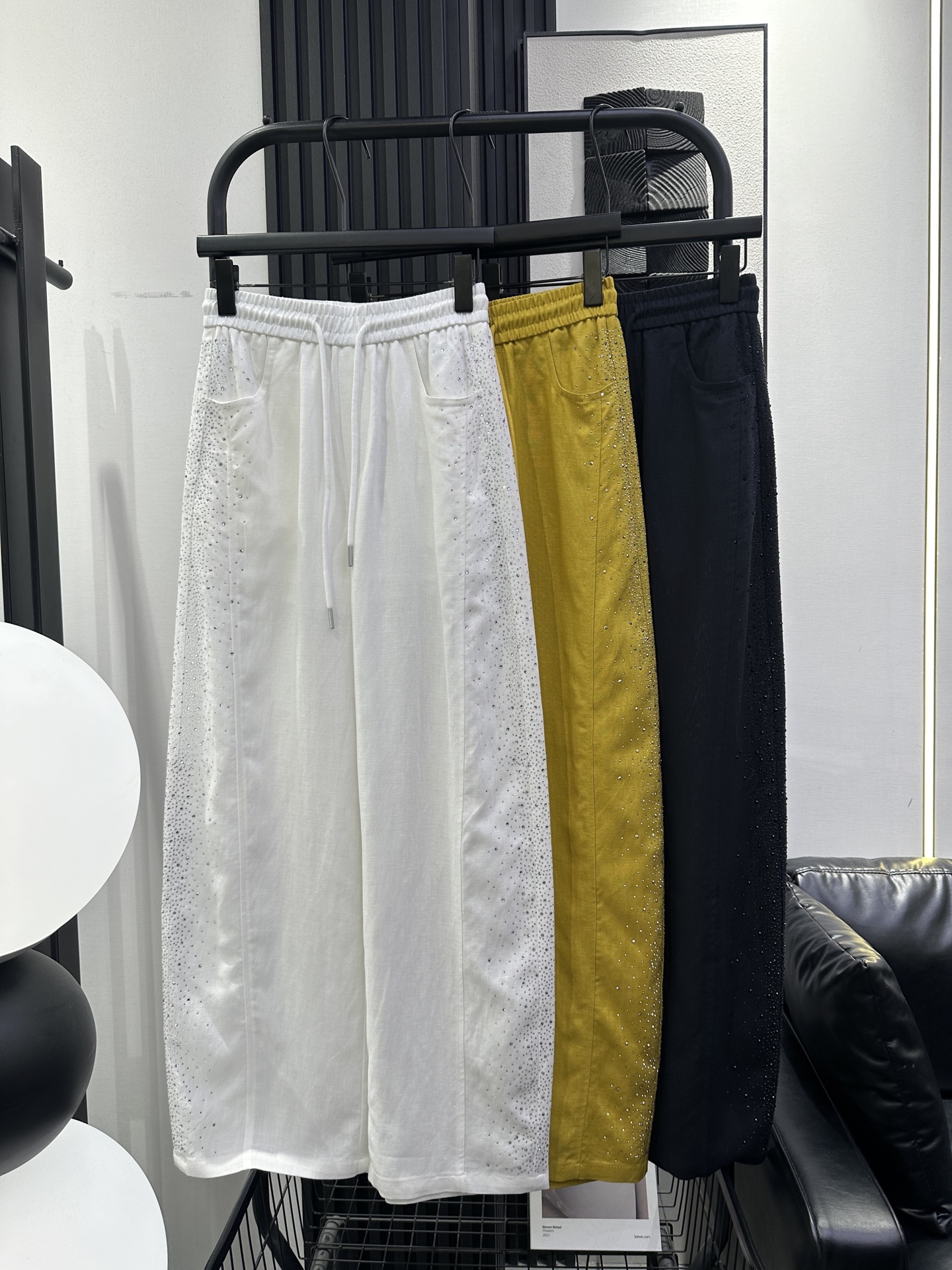 NO:799750,Alexander wang's new popular style scimitar pants with high-temperature hot stamping on the sides. Made of Tencel linen fabric. The shape is super correct. The upper body shows long legs. Casual and feminine. Three colors smlxl,,alexander wang,19860909Alexander wang 大王新爆款延续侧边高温烫钻弯刀裤 天丝亚麻面料 版型超正 上身超显腿长 休闲中带点小女人 三色 smlxl,,alexander wang,,Women's clothing