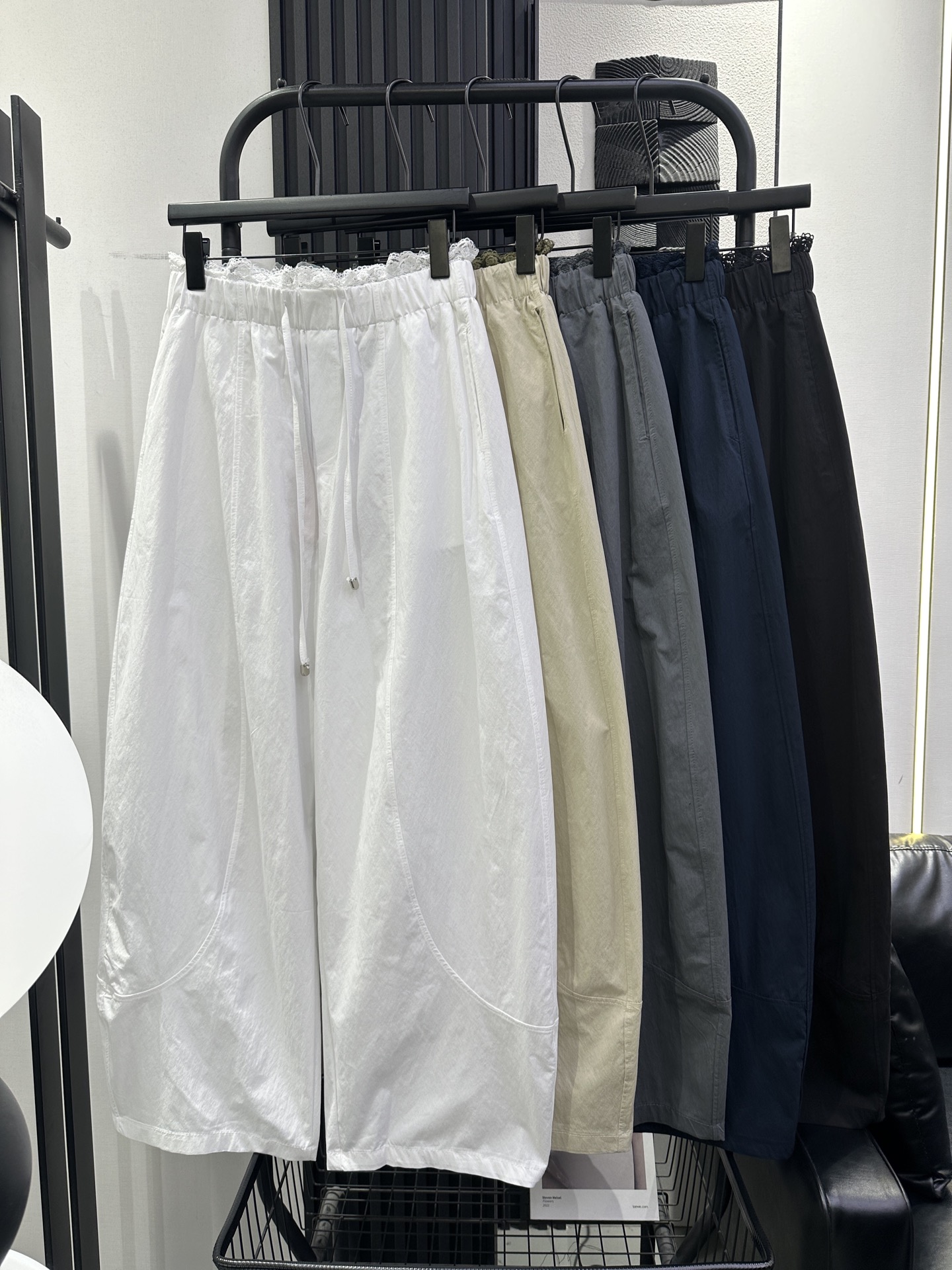 NO:799752,MIUMIU-New style spliced ​​lace waist scimitar pants. The fabric is light and comfortable. The effect of slimming the upper body is simple. It can handle thick hips and thighs. Simple and versatile essential style. Five colors smlxl,,miumiu,19860909MIUMIU-新款拼接蕾丝腰弯刀裤 面料轻薄舒适 上身显瘦效果简直了 胯大腿粗都能驾驭 简约百搭必备款 五色 smlxl,,miumiu,,Women's clothing