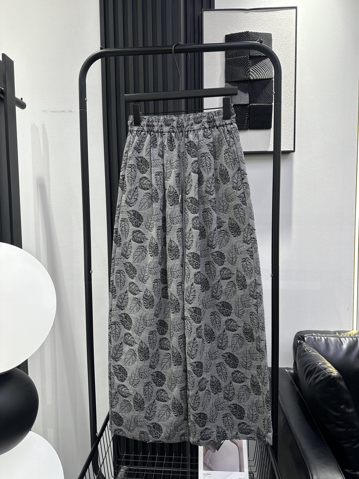 NO:799754,Dior Dior's new popular retro three-dimensional jacquard scimitar pants, super popular classic colors, the upper body is really slim, very versatile pants style, fashionable and high-end, single color smlxl,,dior,dior,19860909Dior 迪奥 新爆款复古立体提花弯刀裤 超爆经典花色 上身真得显瘦的不要不要的非常百搭的裤型 时尚大气上档次 单色 smlxl,,dior,dior,,Women's clothing