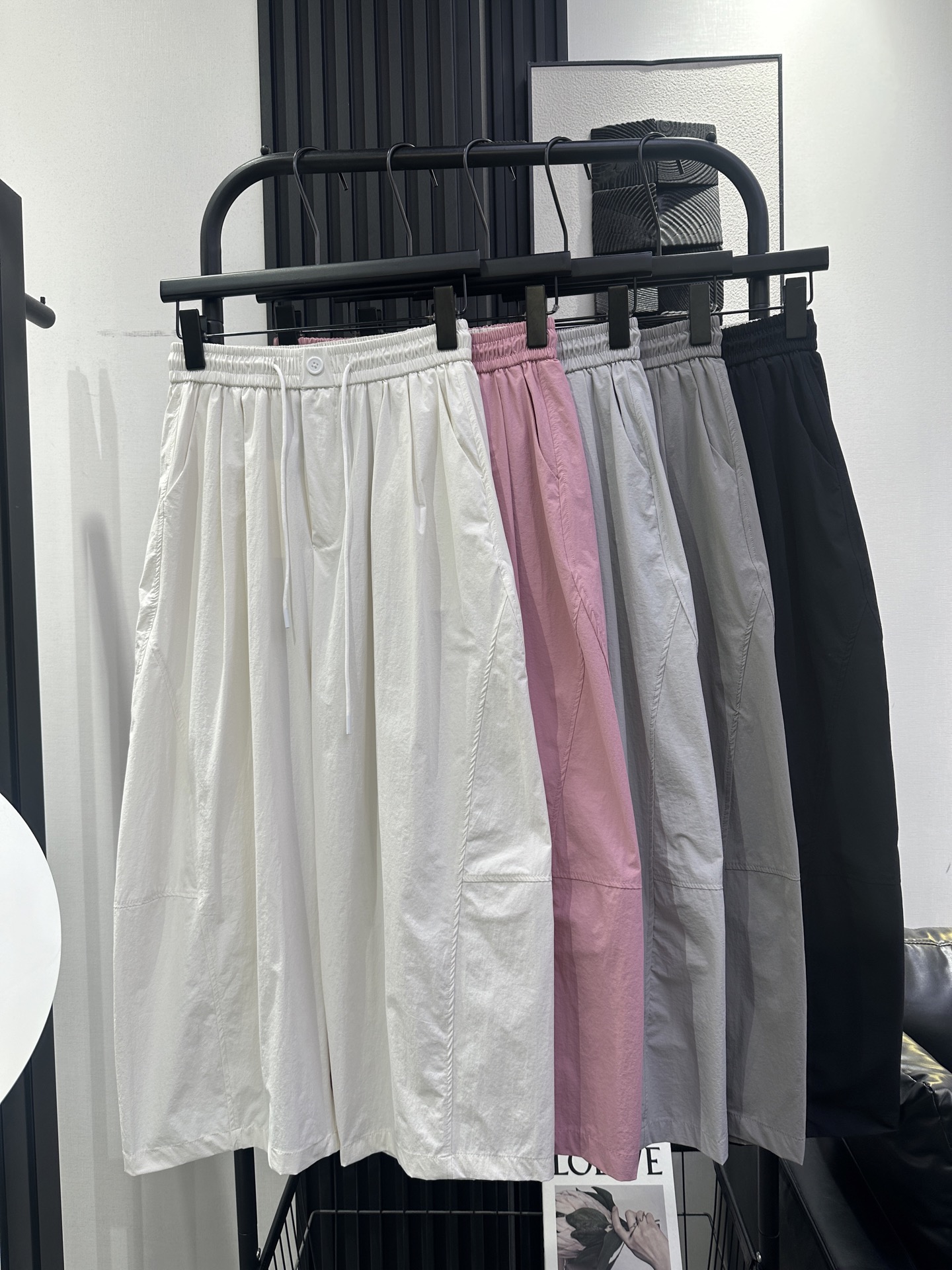 NO:800841,Acne studios new clean strappy nine-point pants, light and thin fabric, modified leg shape, simple and elegant, four colors SMLXL,,acne studios,dior,19860909Acne studios 新款 净版绑带九分裤 面料轻薄 版型修饰腿型 简约大方 四色 SMLXL,,acne studios,dior,,Women's clothing
