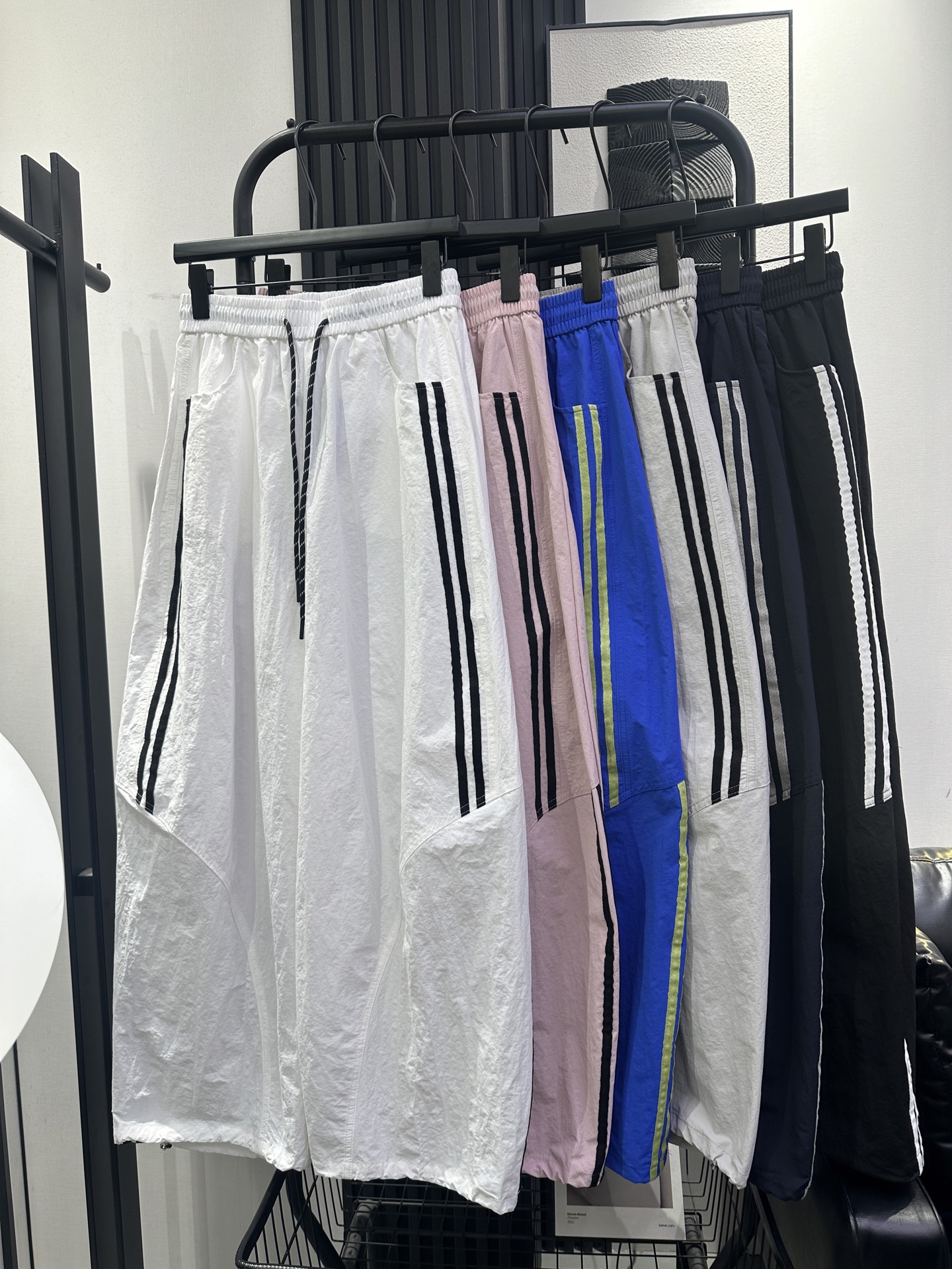 NO:800843,BALENCIAGA Balenciaga - the new thin scimitar casual pants with parallel bars on the front and rear. It looks slimmer visually and has an excellent upper body fashion effect. Jue Juezi recommends six colors smlxl,,balenciaga,balenciaga,19860909BALENCIAGA 巴黎世家-新款前后双杠薄款弯刀休闲裤 视觉看起来更显瘦 上身洋气效果极佳 绝绝子推荐 六色 smlxl,,balenciaga,balenciaga,,Women's clothing