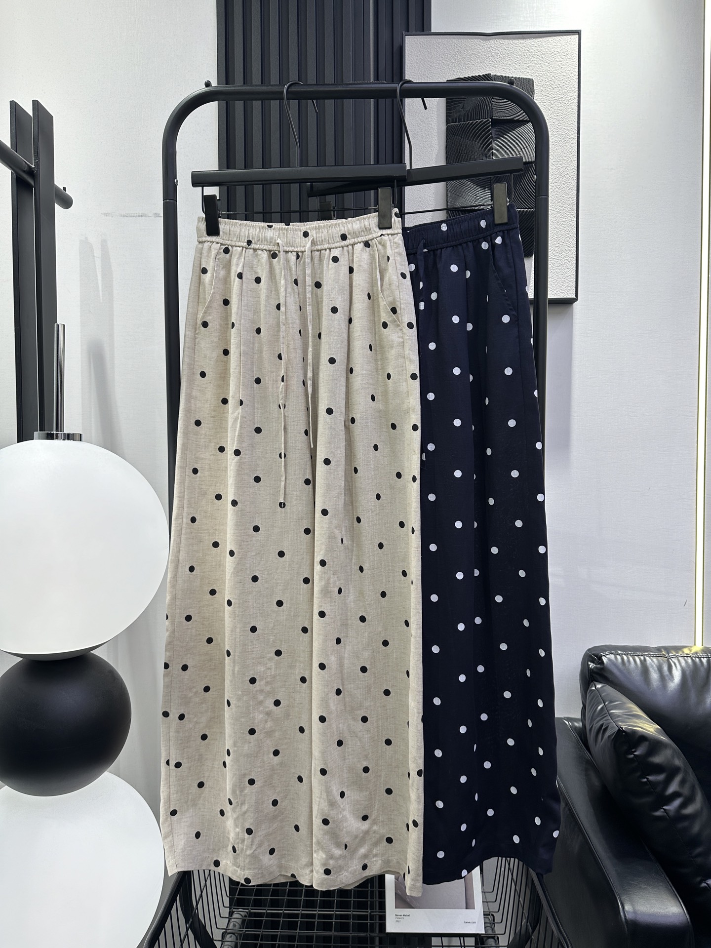 NO:801856,MiuMiu - New style of classic polka-dot linen wide-leg pants. The fabric has good texture, is soft and comfortable, and has a casual and lazy feel. It has a Korean style when matched casually ~ a must-have item for age reduction. Two colors smlxl,,miumiu,19860909MiuMiu -新款经典波点麻料阔腿裤 面料质感好 柔软舒适 随性又慵懒感上线 随意搭配就很有韩系风～减龄单品必备.两色 smlxl,,miumiu,,Women's clothing