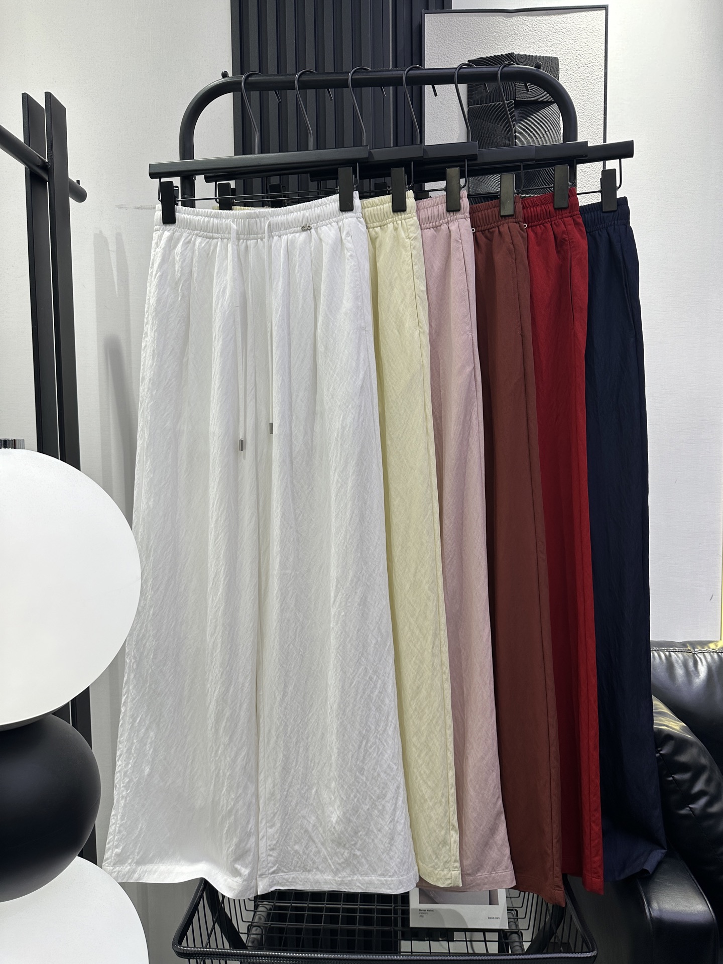 NO:801853,alo-new wide-leg pants with metal LOGO on the left waist. Ultra-light and thin cotton fabric. Breathable and comfortable. The upper body is super slim. It accommodates all kinds of body shapes. Close your eyes and enter. Six colors smlxl,,19860909alo-新款左腰金属LOGO净版阔腿裤 超轻薄棉布料 透气舒适 上身超显瘦 包容各种身材 闭眼入 六色 smlxl,,,Women's clothing