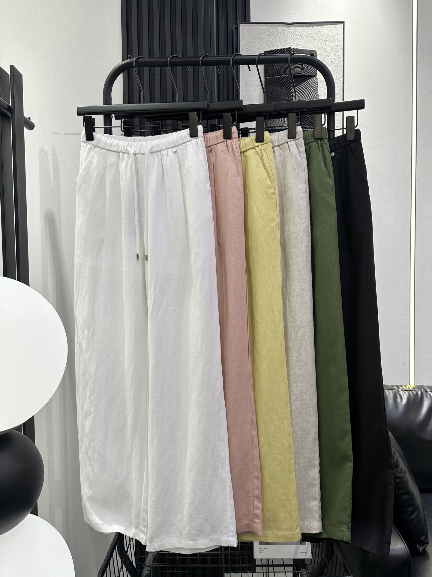 NO:803047,YSL Saint Laurent's new popular summer wide-leg pants. Tencel linen fabric. Shell buckle design on the left waist. Very tolerant. The upper body is comfortable and slim. The shape is super correct. The color is good-looking. Recommend six colors smlxl,, saint laurent, saint laurent,19860909YSL圣罗兰 新款夏季爆款阔腿裤 天丝亚麻面料 左腰边贝壳扣设计 包容性极强 上身舒适显瘦 版型超正 颜色好看 推荐 六色 smlxl,,saint laurent,saint laurent,,Women's clothing