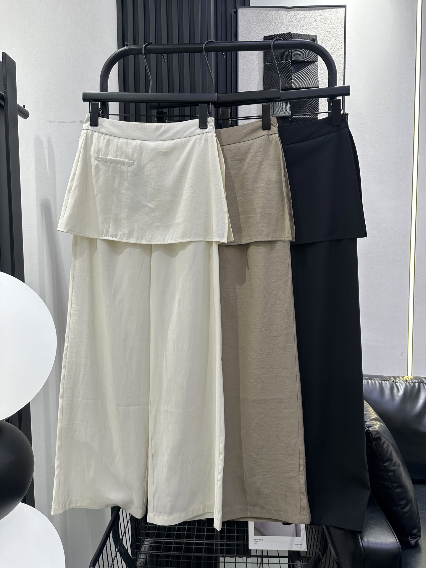 NO:803078,Balenciaga - The hot new style of casual pants continues the classic style. The fake two-piece design is fashionable and versatile. The upper body is super good-looking. Three colors smlxl,,balenciaga,19860909巴黎世家- 新款休闲裤爆款延续经典款 假两件设计时尚洋气百搭 上身超好看 绝绝子 三色 smlxl,,balenciaga,,Women's clothing