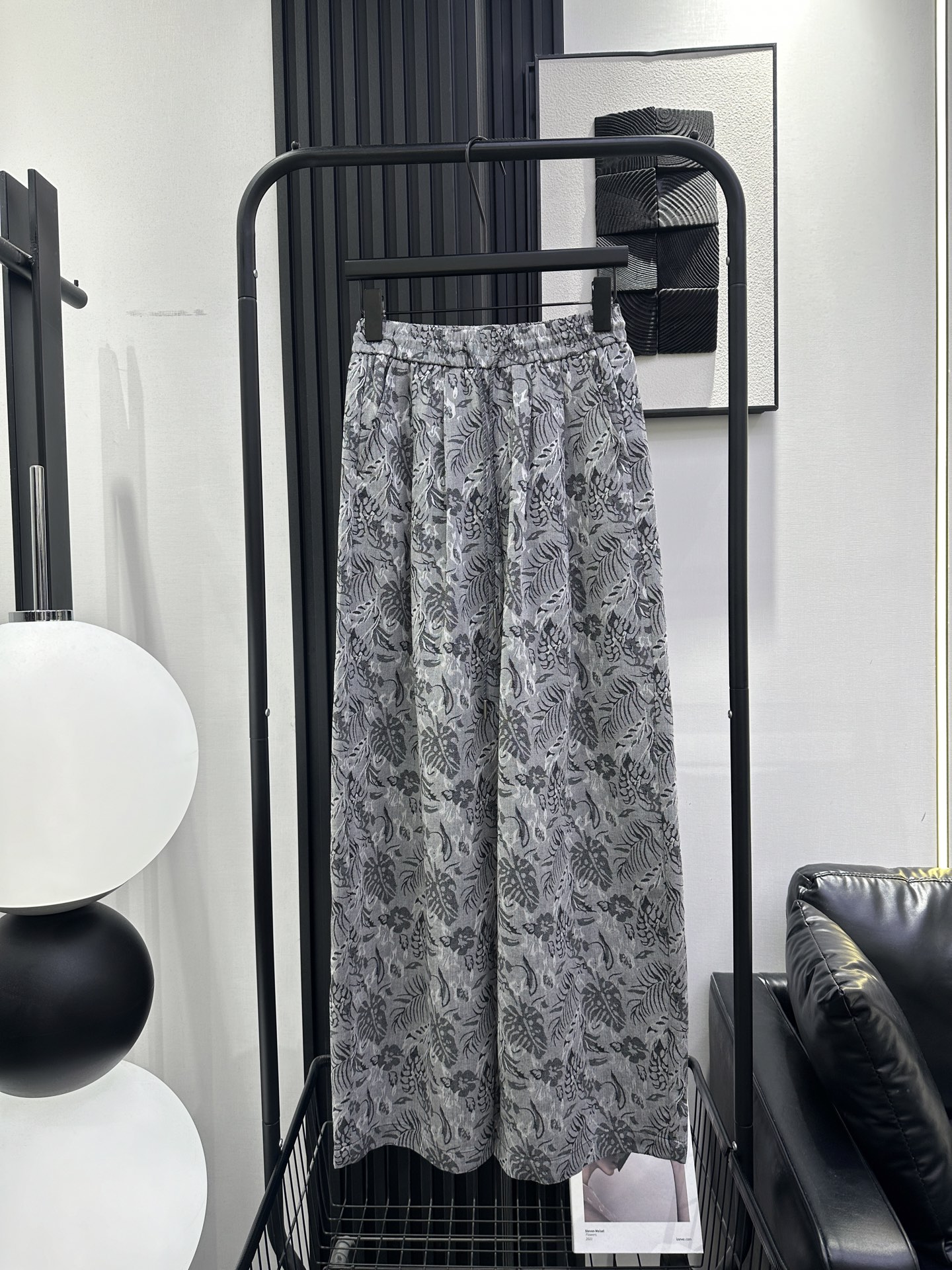 NO:803079,Dior Dior's new popular retro three-dimensional jacquard scimitar pants, super popular classic colors, the upper body is really slim, very versatile pants style, fashionable and high-end, single color smlxl,,dior,dior,19860909Dior 迪奥 新爆款复古立体提花弯刀裤 超爆经典花色 上身真得显瘦的不要不要的非常百搭的裤型 时尚大气上档次 单色 smlxl,,dior,dior,,Women's clothing