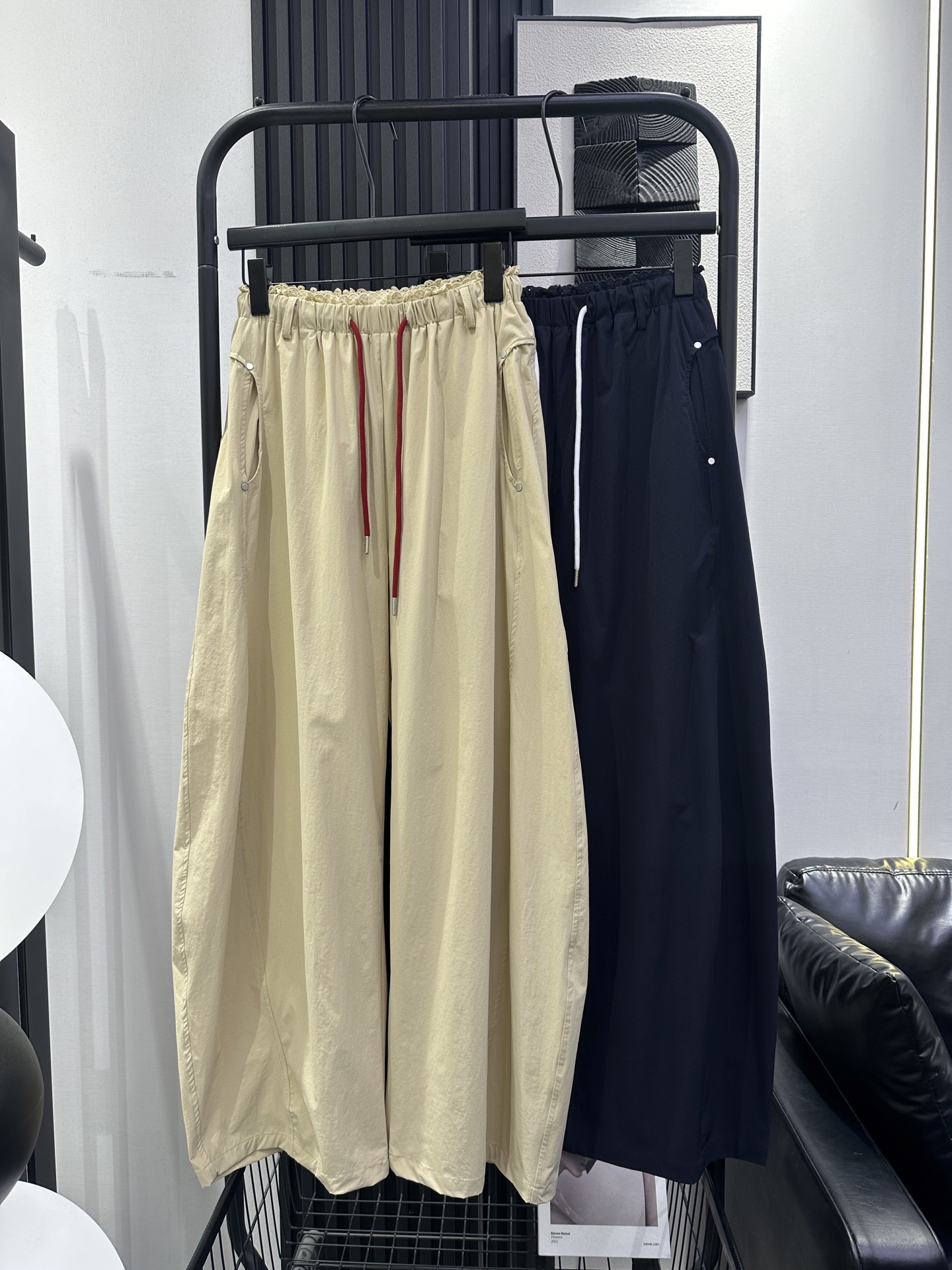 NO:803753,MIUMIU-New contrasting color drawstring lace waist scimitar pants. The fabric is ultra-light and thin. Unique waist lace design with personalized nail decoration. Fashion and comfort coexist. Recommended two colors smlxl,,miumiu,19860909MIUMIU-新款撞色抽绳花边腰弯刀裤 面料超轻薄 独特腰花边设计搭配个性钉钉装饰 时尚与舒适并存 推荐 两色 smlxl,,miumiu,,Women's clothing