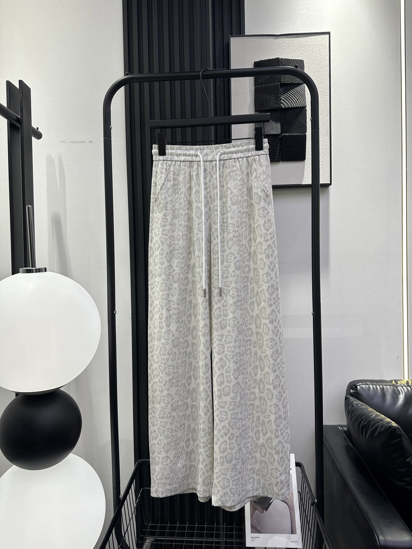 NO:803750,CHANEL Xiaoxiang's new light-colored leopard print wide-leg pants. The elastic waist accommodates various body shapes. The fabric is drapey. It is light and breathable. The upper body is perfect. Monochrome smlxl,,chanel,19860909CHANEL 小香 新款淡色豹纹阔腿裤 松紧腰包容各种身材 面料带垂感 轻薄透气 上身绝绝子 单色 smlxl,,chanel,,Women's clothing