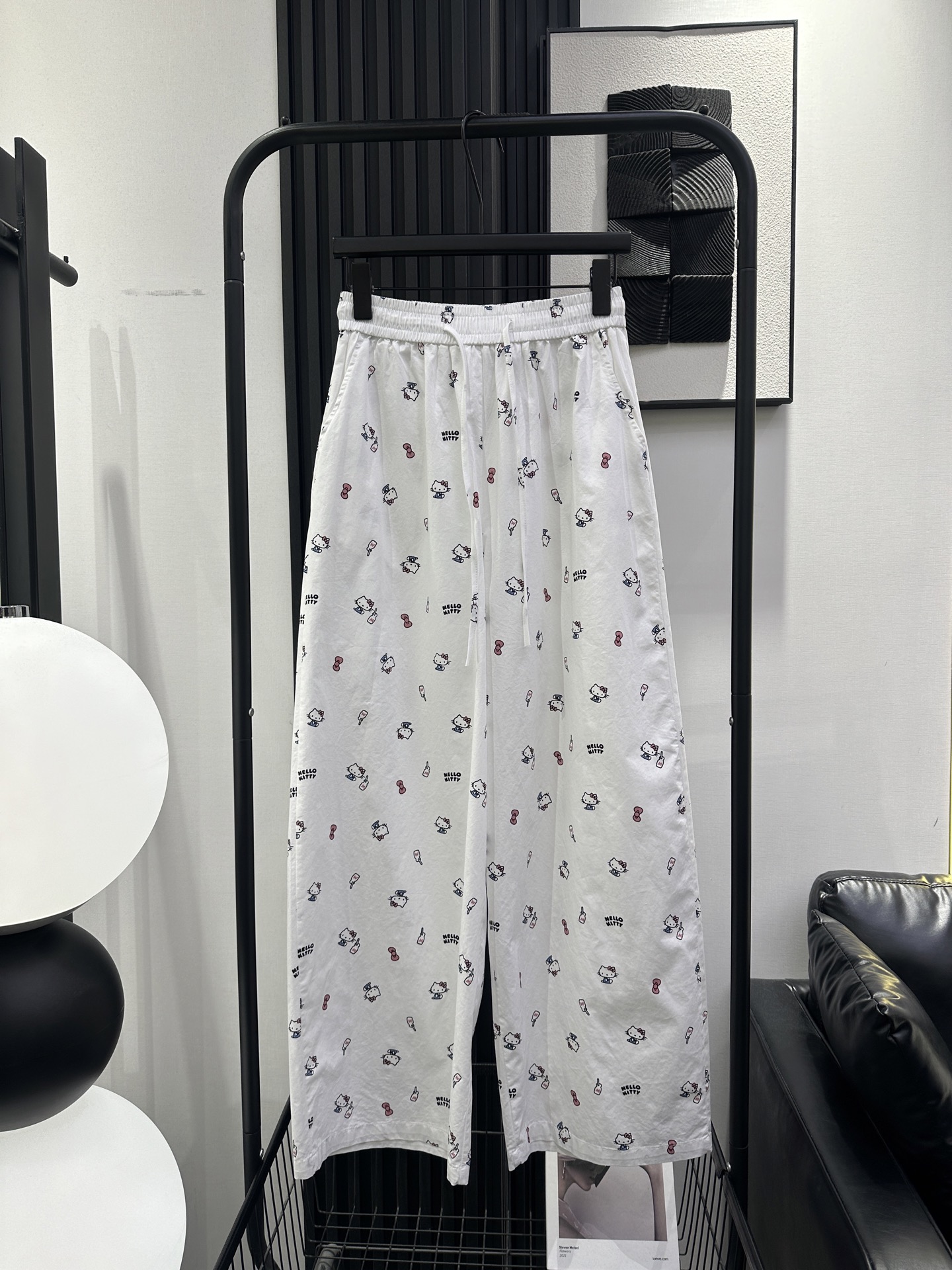 NO:805572,Hello Kitty Cat Cartoon Printed Banana Pants. Cotton fabric is light and breathable. Excellent quality. Fashion essential for age reduction. Lazy and casual matching. Monochrome smlxl,,19860909Hello Kitty 猫卡通印图香蕉裤 棉布料轻薄透气 品质绝绝子 时尚减龄必备 慵懒随意搭配 单色 smlxl,,,Women's clothing