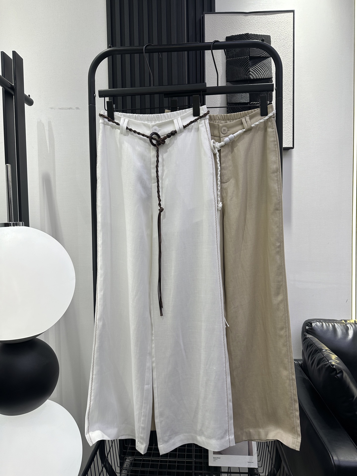 NO:805575,YSL Saint Laurent's hot-selling Laile Tencel linen wide-leg pants. Super straight fit. Side triangle line design visually lengthens the leg line and makes the upper body look slimmer. Fashionable, simple and versatile. Two colors. smlxl,,saint laurent,saint laurent,19860909YSL圣罗兰 爆款来咯天丝麻料阔腿裤 版型超正 侧边三角线设计 视觉拉长腿部线条 上身显瘦 时尚简约百搭 两色 smlxl,,saint laurent,saint laurent,,Women's clothing