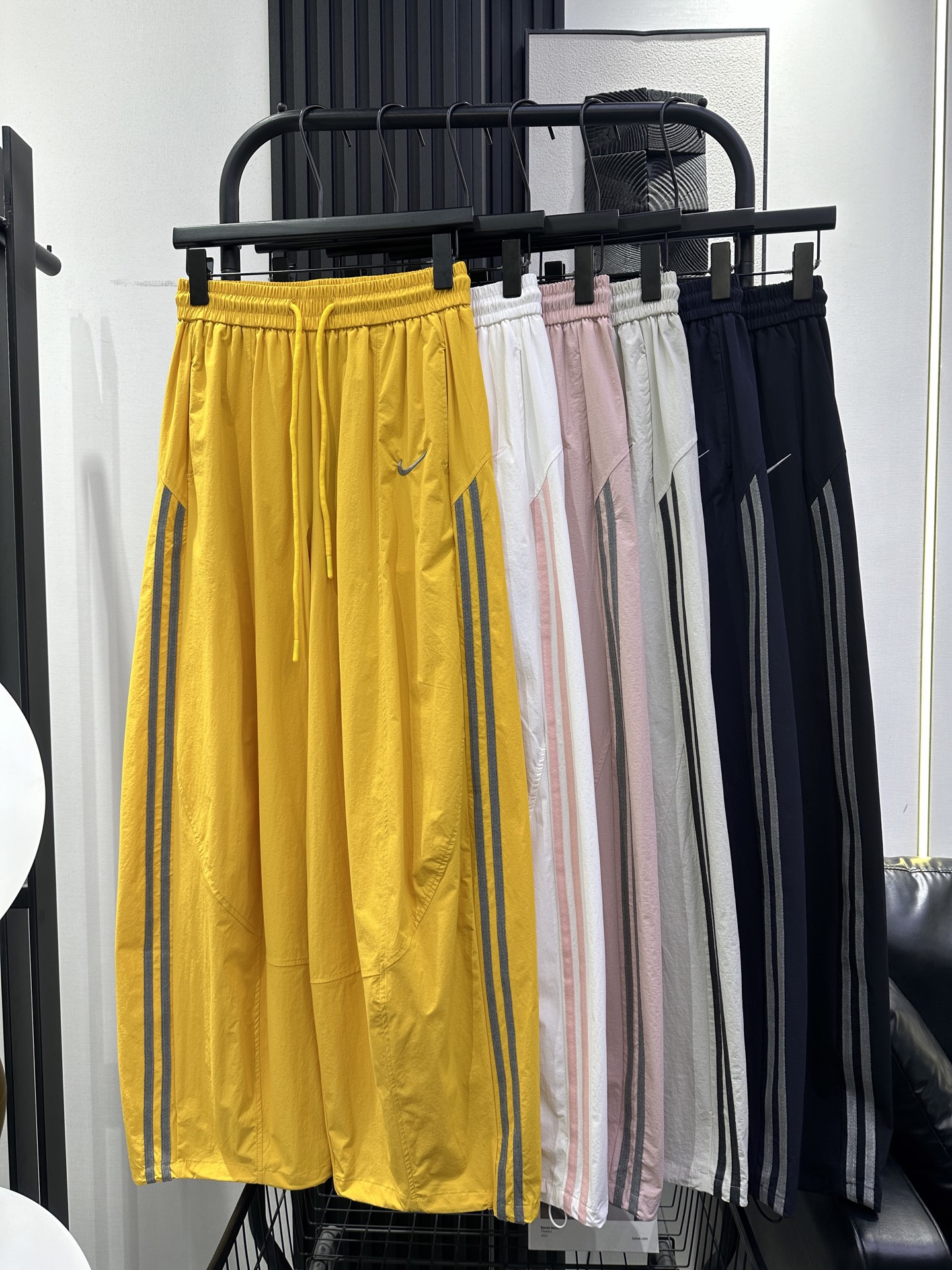 NO:806241,Nike Nike's new embroidered casual pants. Thin summer fabric. Adjustable hem. Awesome fit. Super stylish upper body. Tolerant and not picky. Six colors smlxl,,19860909Nike 耐克新款刺绣休闲裤 夏季薄款面料 下摆可调节 版型超赞 上身超洋气 包容性强不挑人 六色 smlxl,,,Women's clothing