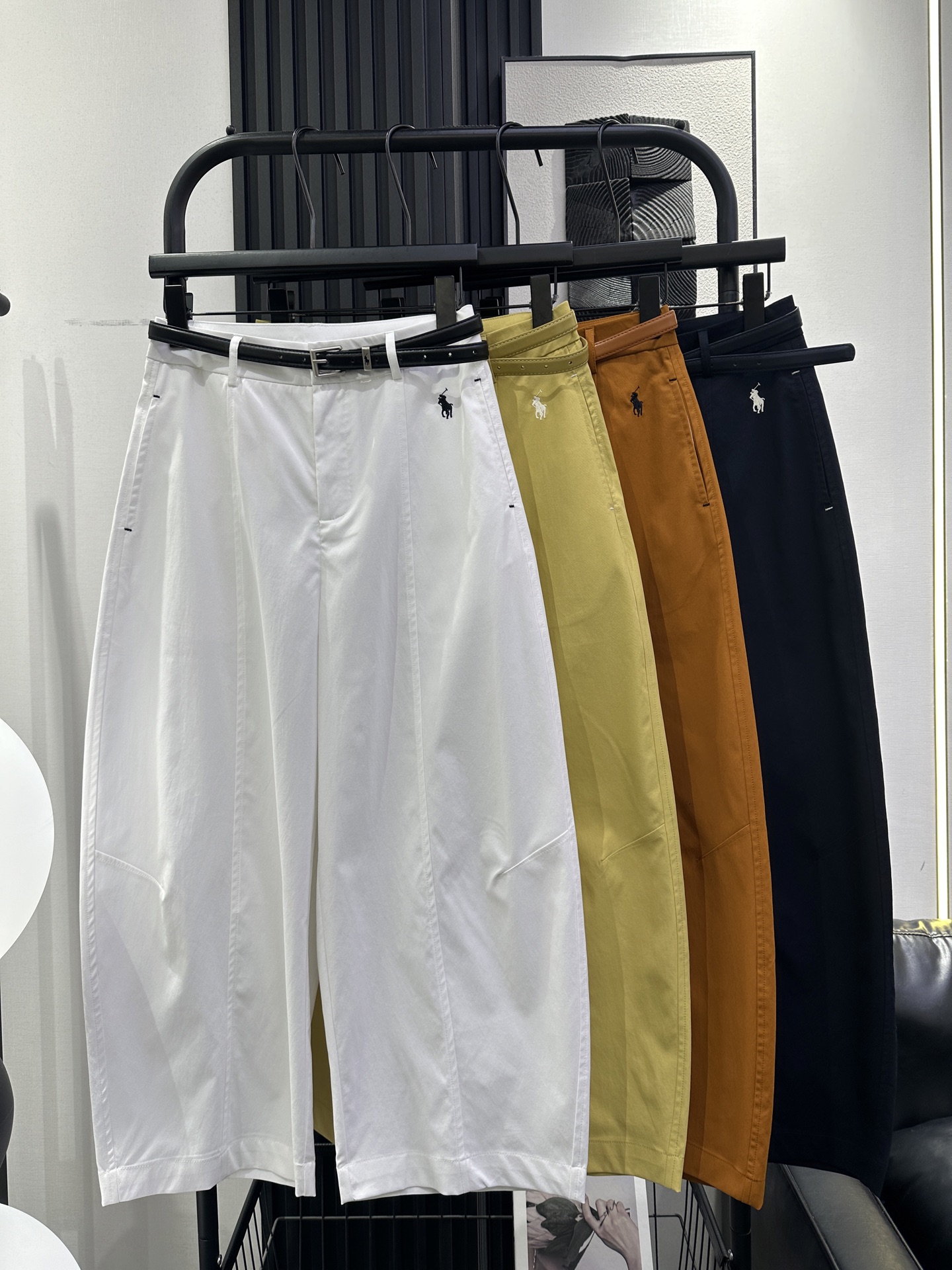 NO:806238,Polo Ralph Lauren's popular summer nine-point pants with embroidered logo on the left. The texture is super good and cost-effective. The color is super nice. The shape is amazing. It looks slim for giants. It is very tolerant. A must-have item. Four colors smlxl,,19860909Polo 拉夫劳伦 爆款夏季延续左刺绣logo标九分裤 质感超级好 性价比高 颜色超好看 版型绝了 巨巨显瘦 包容性极强 必备单品 四色 smlxl,,,Women's clothing
