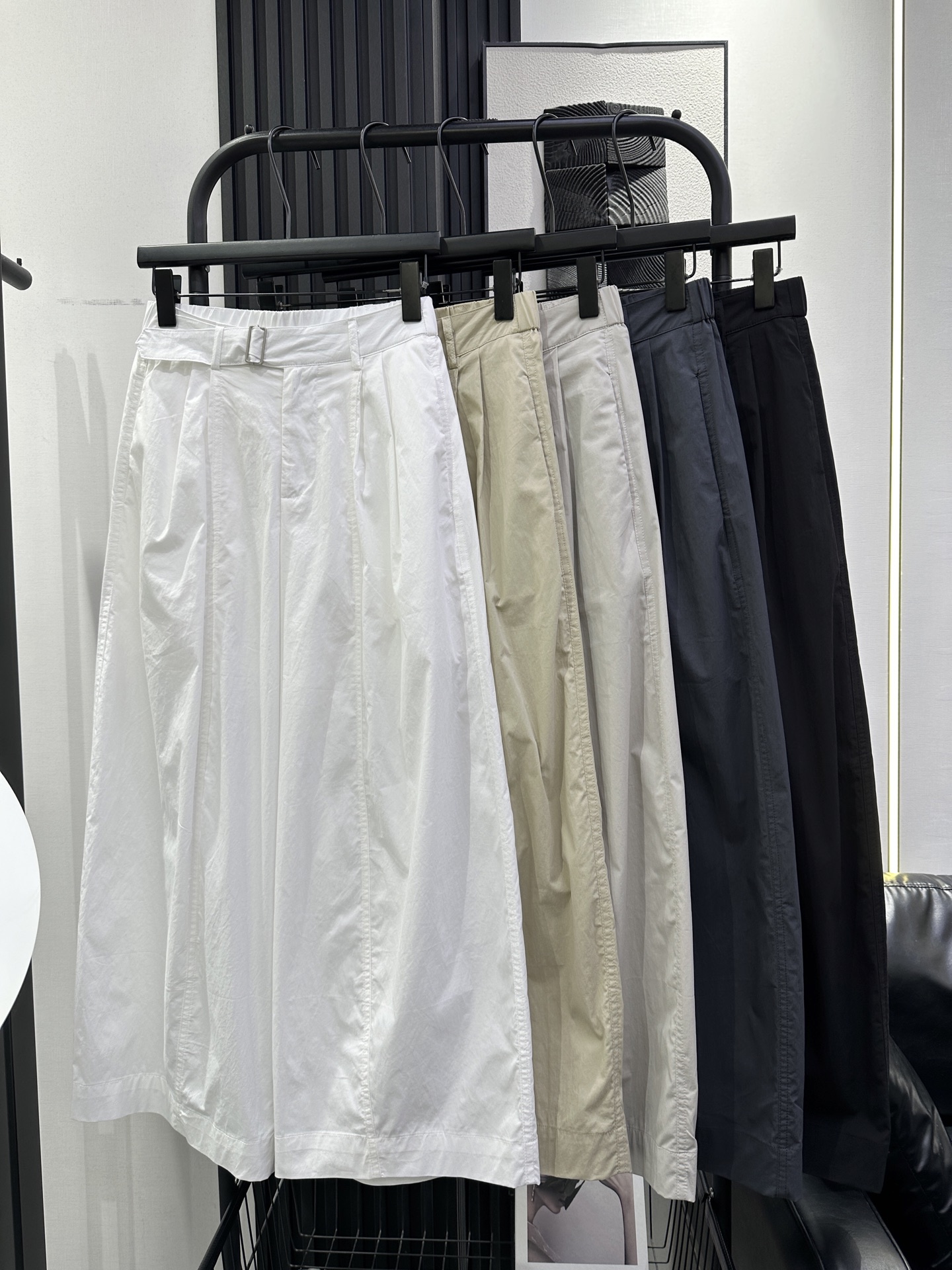 NO:806734,ENFLD _New metal buckle wide-leg nine-point pants. Ultra-thin cotton fabric. Breathable and comfortable. The shape makes the upper body slim and very fashionable. Five colors smlxl,,19860909ENFLD _新款金属扣阔腿九分裤 超薄款棉布料 透气舒适 版型显瘦上身很洋气 五色 smlxl,,,Women's clothing
