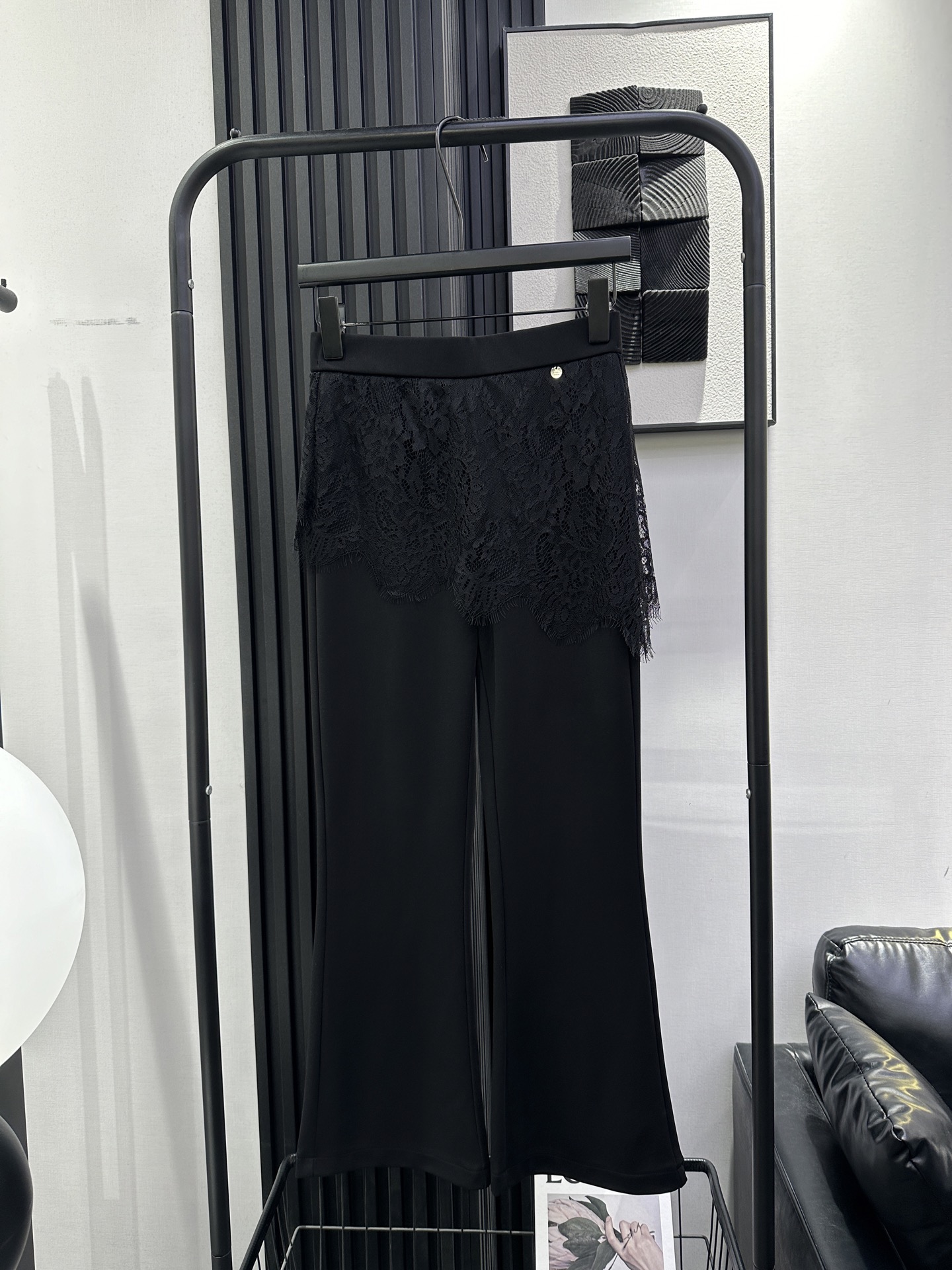 NO:806732,MiuMiu-New fake two-piece lace bootcut pants. Elastic waist design, very tolerant and slimming. Popular style continues. Monochrome smlxl,,miumiu,19860909MiuMiu-新款假两件蕾丝屁帘微喇裤 松紧腰设计包容性很好显瘦小神裤 爆款延续 单色 smlxl,,miumiu,,Women's clothing
