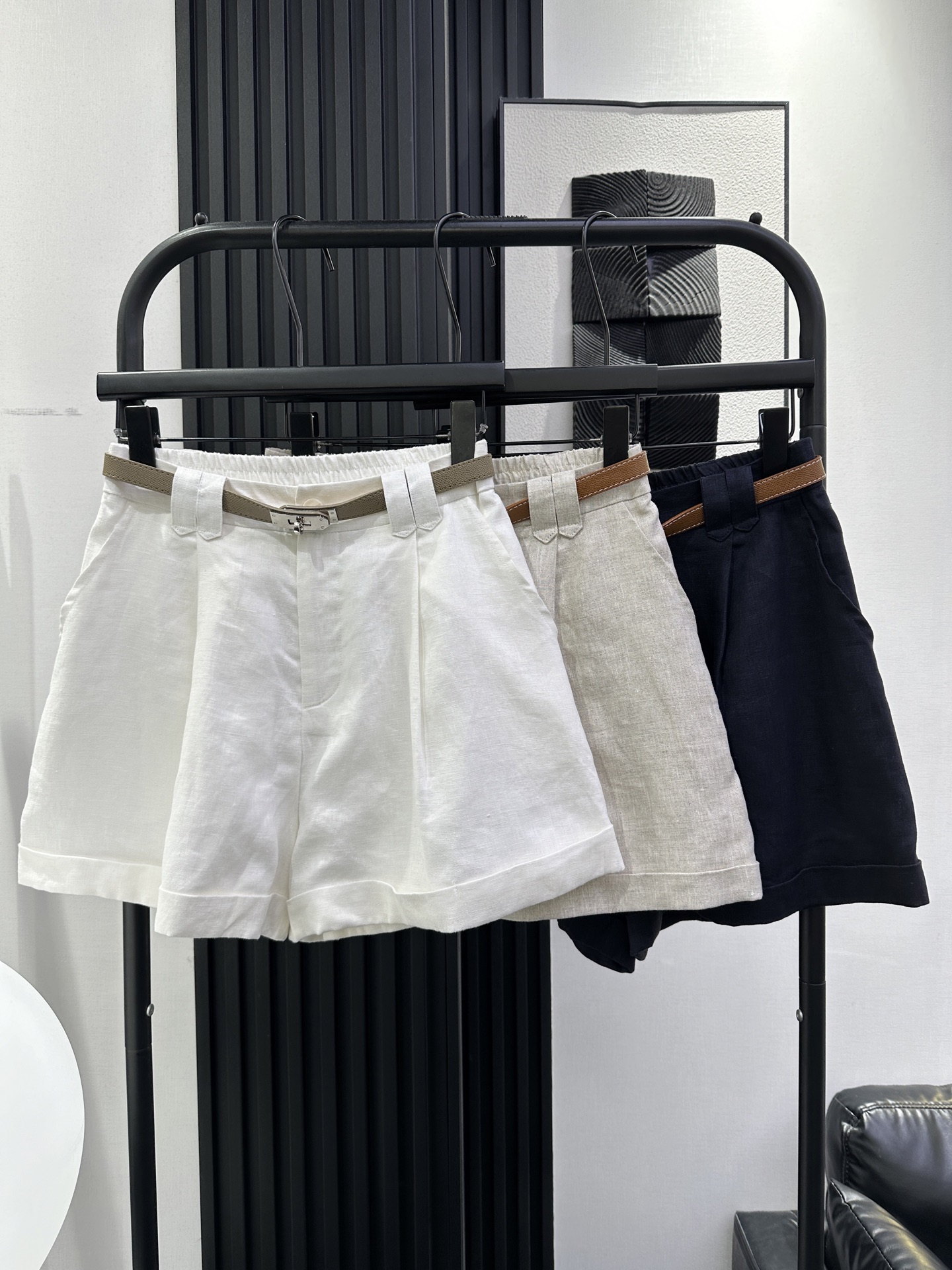 NO:806730,HERMS Hermès new simple version of linen shorts. The linen fabric is light and breathable. The texture is great. The version is slim. Three colors. smlxl,,hermes,hermes,shorts,19860909HERMS 爱马仕新款简约版麻料短裤 亚麻面料轻薄透气 质感可好了 版型显瘦 三色 smlxl,,hermes,hermes,shorts,,Women's clothing