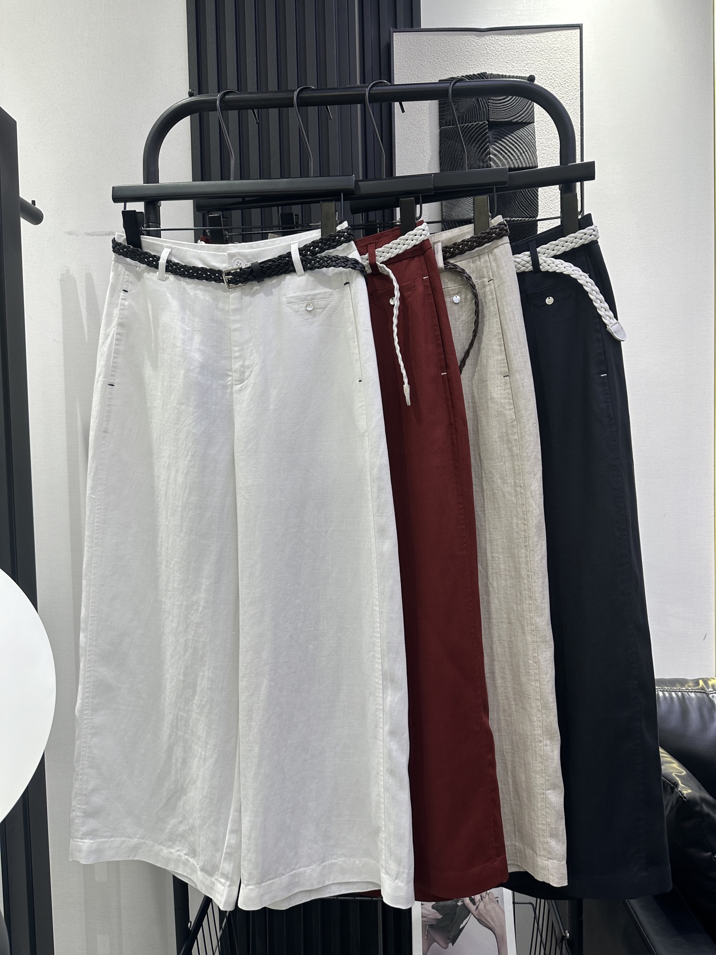 NO:822011,YSL Saint Laurent's popular Laile Tencel linen wide-leg nine-point trousers. The shell pocket design on the left side. The shape is super correct and the upper body is slim. Fashionable, simple and versatile. Four colors. smlxl,, saint laurent, saint laurent,19860909YSL圣罗兰 爆款来咯天丝麻料阔腿九分裤 左侧贝壳一字小袋设计 版型超正 上身显瘦 时尚简约百搭 四色 smlxl,,saint laurent,saint laurent,,Women's clothing