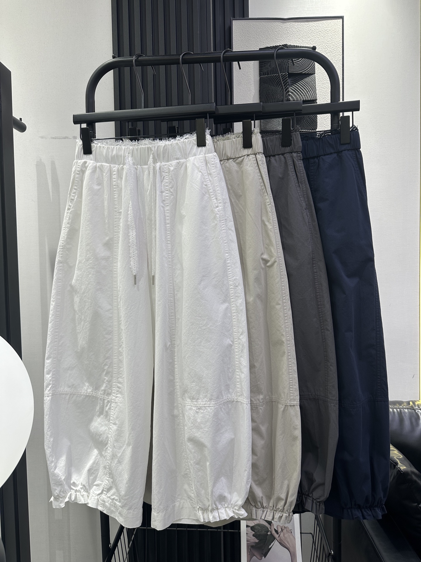 NO:822022,MIUMIU-New lace mid-high waist thin material casual nine-point pants. The splicing design is very gentle. The trouser leg design is soft and comfortable. Casual and Western style. Four colors smlxl,,miumiu,19860909MIUMIU-新款蕾丝中高腰薄料休闲九分裤 拼接设计非常的温柔 裤脚束脚设计 柔软舒适 休闲洋气 四色 smlxl,,miumiu,,Women's clothing