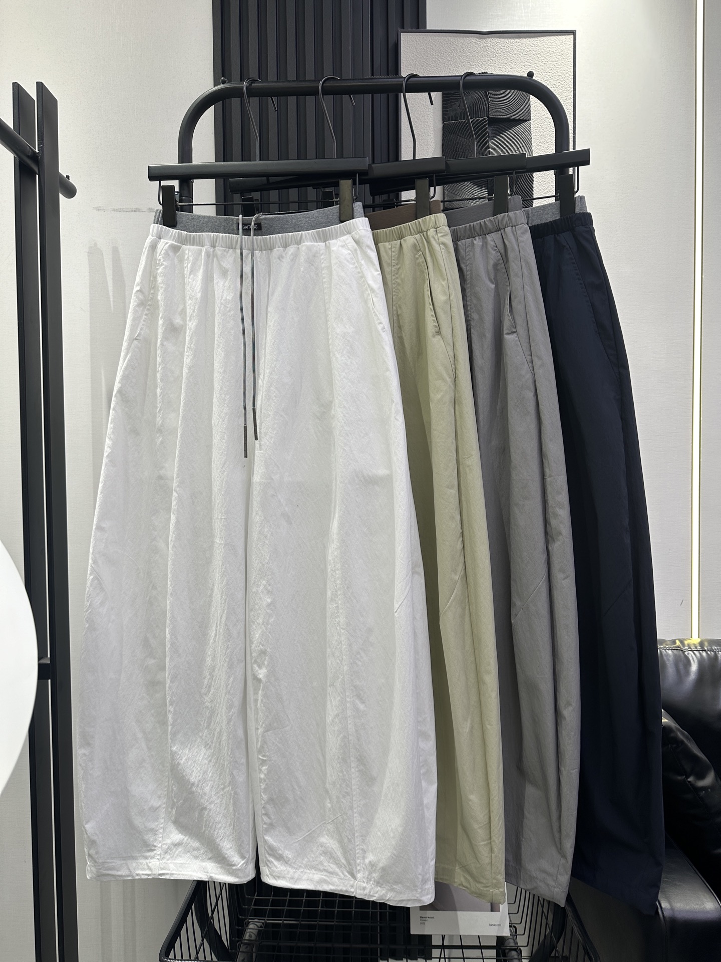 NO:822017,QOY-New style banana pants with small logo in the middle of the front. The spliced ​​waistband has a Korean style design. The upper body is slim and super versatile. It can control any leg shape. Close your eyes and enter. Four colors smlxl,,19860909QOY-新款前中字母小标香蕉裤 拼接腰头韩版设计感 上身显瘦超百搭 能驾驭任何腿型 闭眼入 四色 smlxl,,,Women's clothing