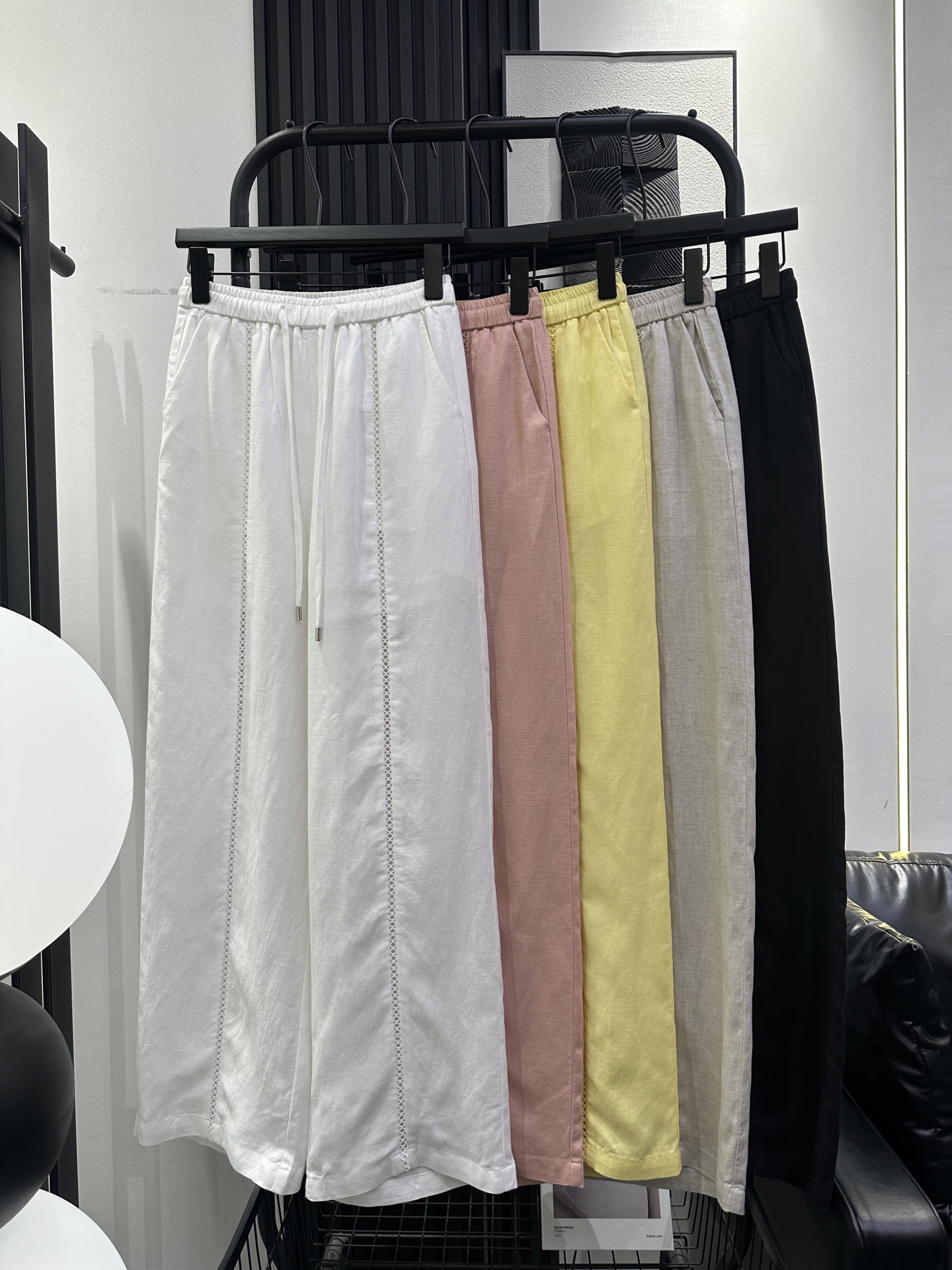 NO:823043,MM6-New ultra-thin linen wide-leg pants. The front is hollowed out with a small circle design. The upper body is very beautiful. The drape is good and the fit is correct. Close your eyes. Recommend five colors smlxl, masion margiela,19860909MM6-新款超薄麻料阔腿裤 前镂空小圆圈设计 上身超好看 垂感好版型正 闭眼入 推荐推荐 五色 smlxl,,masion margiela,,Women's clothing