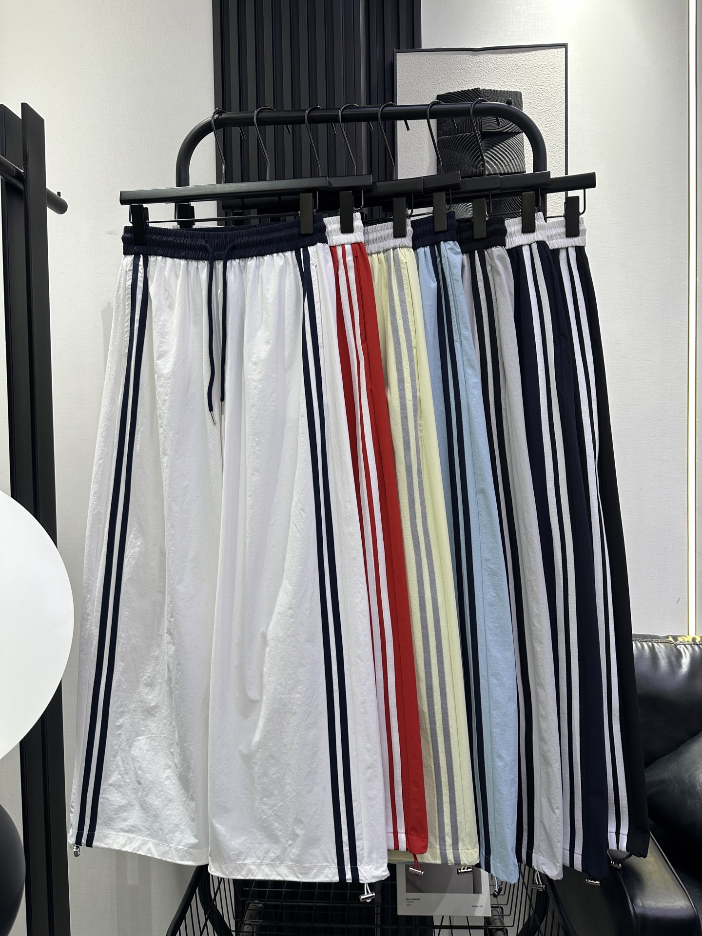 NO:826303,BALENCIAGA Balenciaga - the hot trend continues the contrasting color waistband parallel bar casual pants. The trouser legs have drawstrings for two wear. The version is fashionable and versatile. A must-have item for fashion and age reduction. Seven colors smlxl,,balenciaga,balenciaga,19860909BALENCIAGA 巴黎世家-爆款延续撞色腰头双杠休闲裤 裤脚带抽绳两穿 版型洋气又百搭 时尚减龄必备单品 七色 smlxl,,balenciaga,balenciaga,,Women's clothing