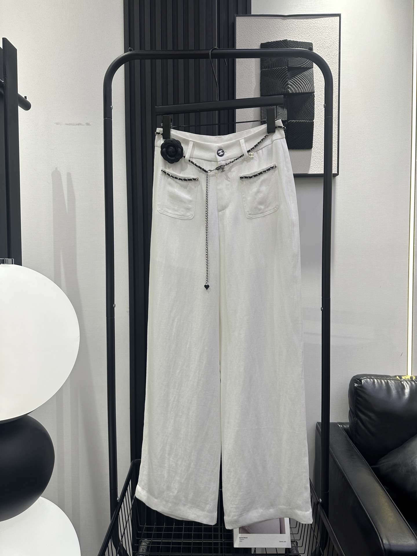 NO:826316,CHANEL Xiaoxiang new camellia waist chain straight pants Tencel linen fabric is soft and delicate, the upper body is very slim, a must-have for fashionable women, exquisite and elegant, monochrome smlxl,,chanel,19860909CHANEL 小香 新款山茶花腰链条直筒裤 天丝亚麻面料柔软细腻 上身非常显瘦 时尚女人必备 精致优雅 单色 smlxl,,chanel,,Women's clothing