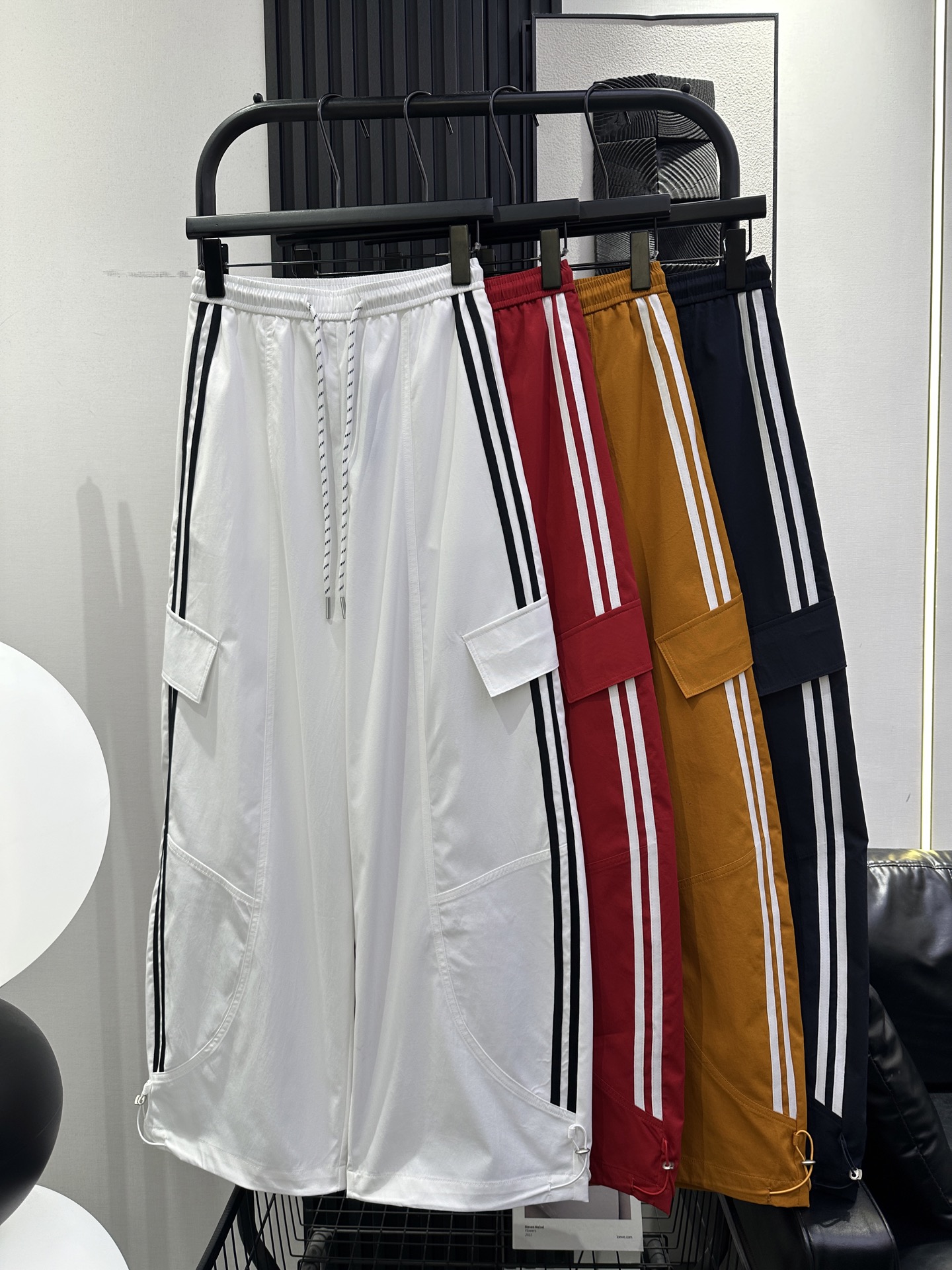NO:837836,BALENCIAG* Balenciaga's new popular scimitar pants are made of custom-made fabrics that are light and breathable. The diagonal side strips can modify the shape of the legs and create a slightly loose fit. The upper body is fashionable and makes you look younger and slimmer. Juejuezi four colors smlxl,,balenciaga,balenciaga,19860909BALENCIAG*巴黎世家 新爆款弯刀裤来咯定制面料轻薄透气 斜侧拼条可做到修饰腿型微宽松版型上身洋气又减龄又显瘦 决绝子 四色 smlxl,,balenciaga,balenciaga,,Women's clothing
