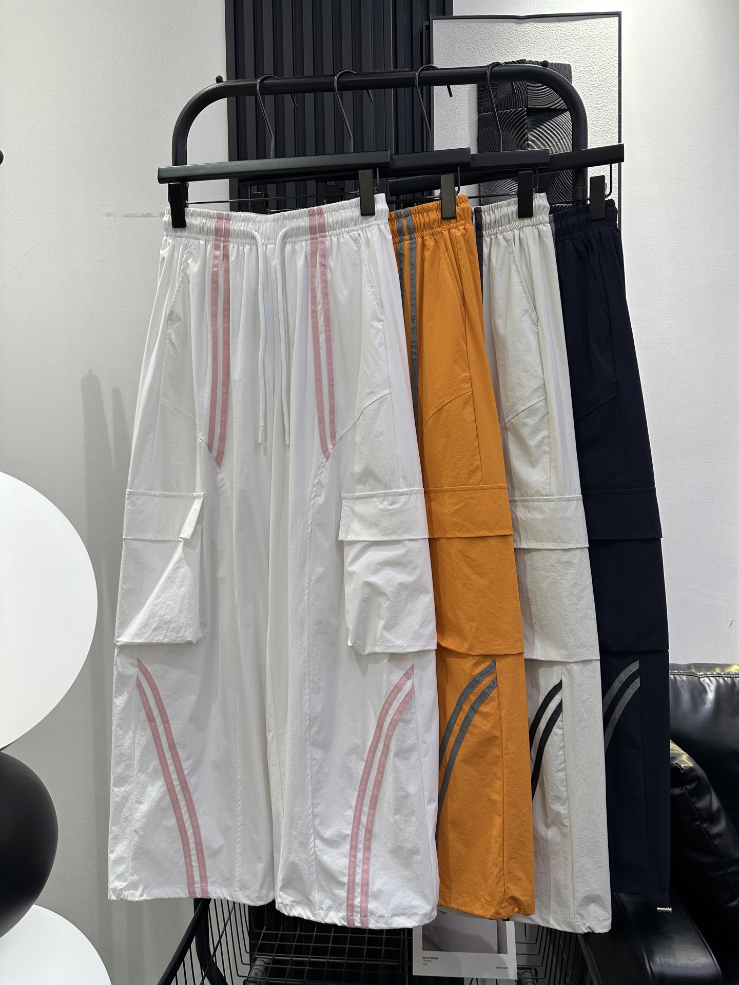 NO:837830,BALENCIAG* Balenciaga diagonal parallel bar large pocket overalls. The perfect combination of fashion and practicality. Thin quick-drying fabric. Comfortable and durable. A must-have item. Four colors: smlxl,,balenciaga,balenciaga,19860909BALENCIAG*巴黎世家斜双杠大口袋工装裤 时尚与实用的完美结合 薄薄的速干面料 舒适耐穿 必备单品 四色 smlxl,,balenciaga,balenciaga,,Women's clothing