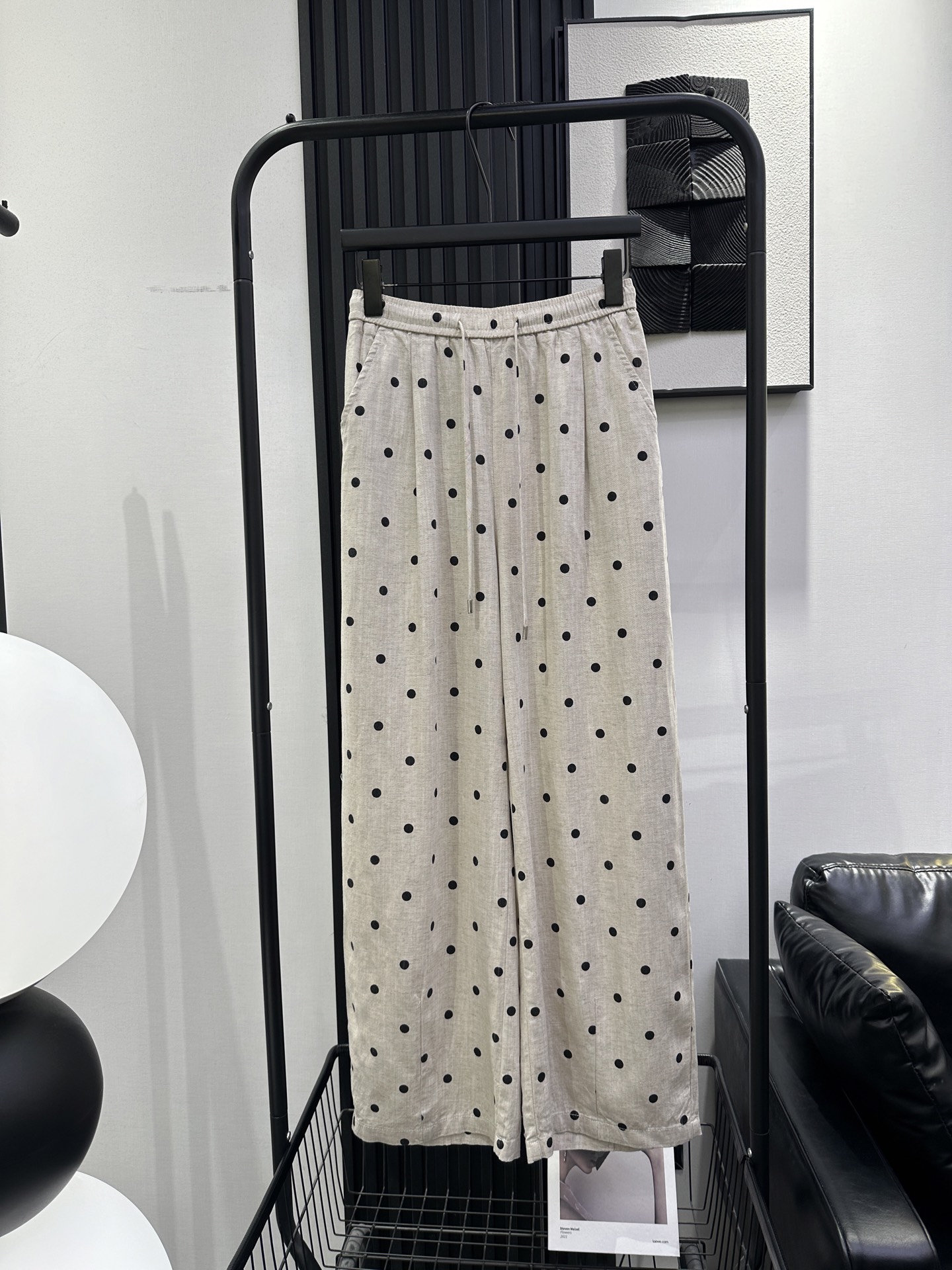 NO:837846,MiuMiu - New style of classic polka-dot linen wide-leg pants. The fabric has good texture, is soft and comfortable, and has a casual and lazy feel. It has a Korean style when matched casually ~ a must-have item for reducing age. Monochrome smlxl,,miumiu,19860909MiuMiu -新款经典波点麻料阔腿裤 面料质感好 柔软舒适 随性又慵懒感上线 随意搭配就很有韩系风～减龄单品必备.单色 smlxl,,miumiu,,Women's clothing