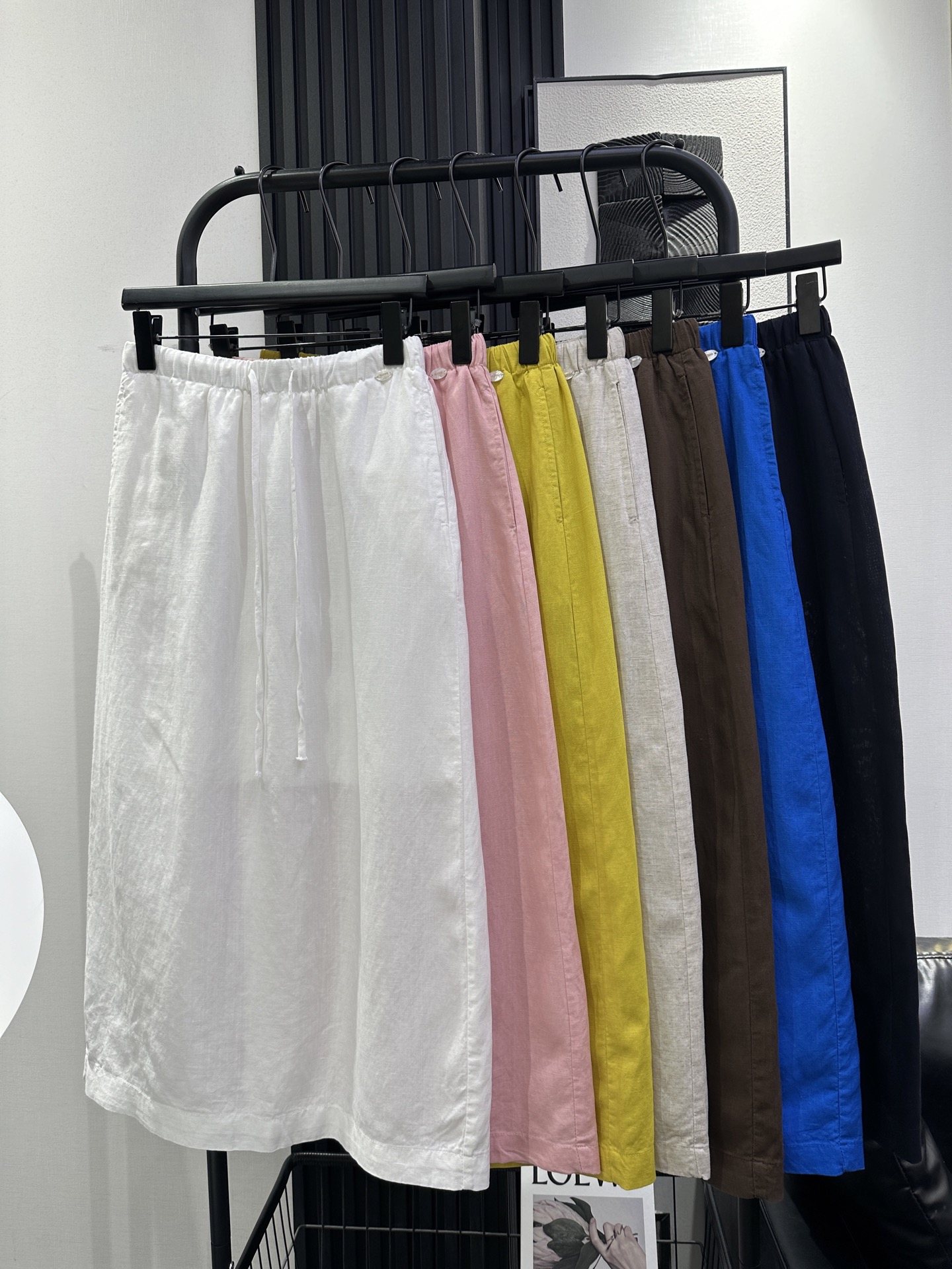 NO:837798,QOY-New style strappy linen long skirt with slits at the back. Elastic waist design allows the upper body to be freely worn without restraint. Pockets are designed on both sides. The texture of linen with brand buttons on the left waist gives a refreshing and relaxed feeling in summer. Recommended seven colors smlxl,,skirts,19860909QOY-新款绑带麻料后开叉长裙 松紧腰设计上身自如无束缚 两侧带有口袋设计 左腰牌扣麻料质感给予夏日清爽松弛感 推荐 七色 smlxl,,skirts,,Women's clothing