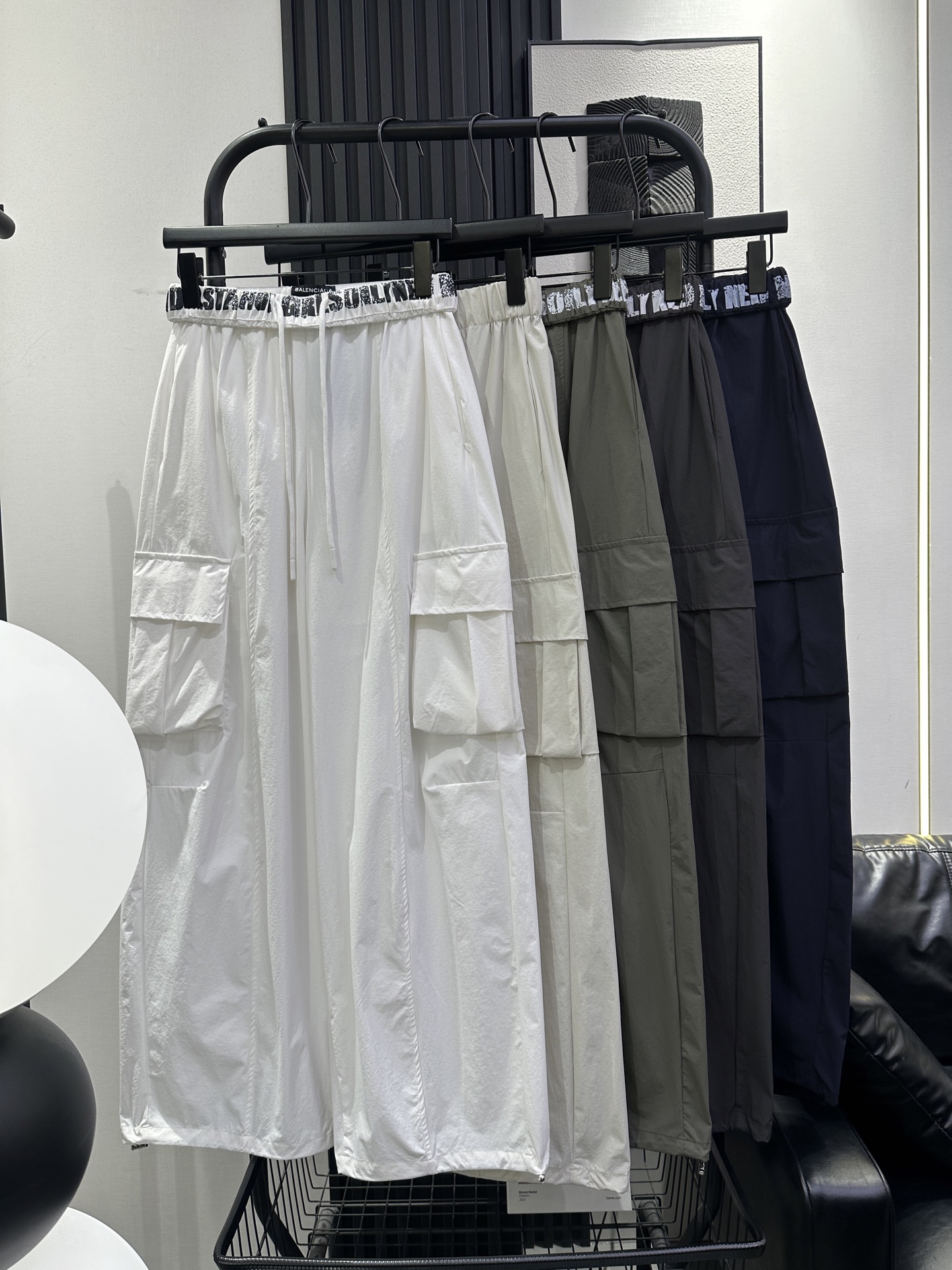 NO:838493,BALENCIAG* Balenciaga's new style waisted letter overalls can be worn twice, with drawstrings on the legs. Slightly loose fit design. The upper body effect is very fashionable and tolerant. Five colors: smlxl,,balenciaga,balenciaga,19860909BALENCIAG*巴黎世家新款 里腰字母工装裤 可两穿 裤脚带抽绳 微宽松版型设计 上身效果很洋气 包容性强 五色 smlxl,,balenciaga,balenciaga,,Women's clothing