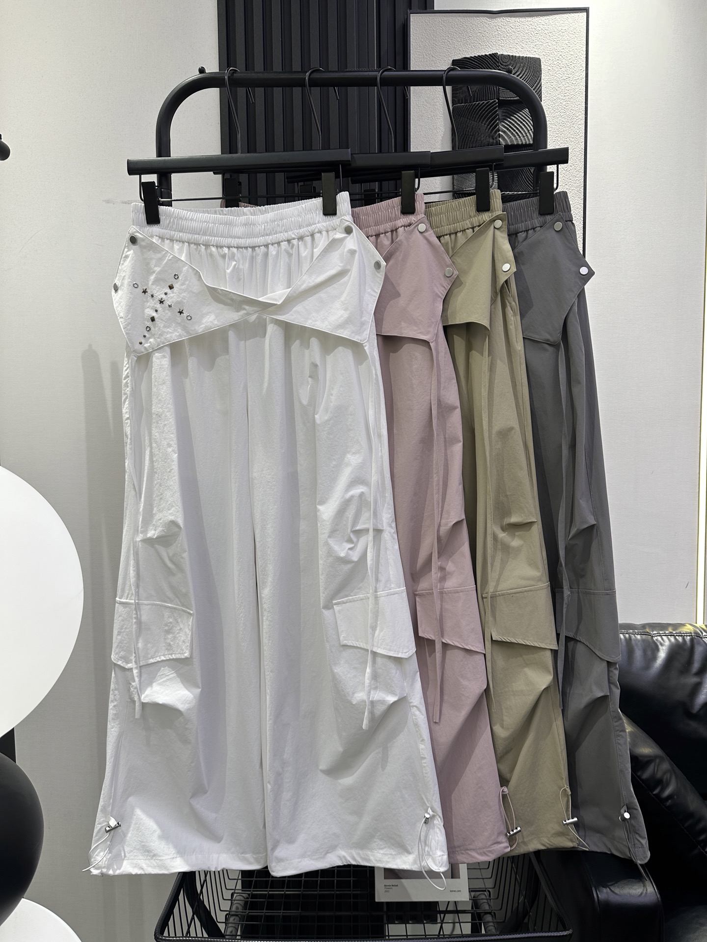 NO:838489,SMFK new overalls, niche design, detachable irregular butt curtains, adjustable trouser legs, comfortable upper body and slimming fit, four colors SMLXL,,19860909SMFK 新款工装裤 小众设计感可拆卸不规则屁帘 裤脚可做调节 版型上身舒适显瘦 四色 SMLXL,,,Women's clothing