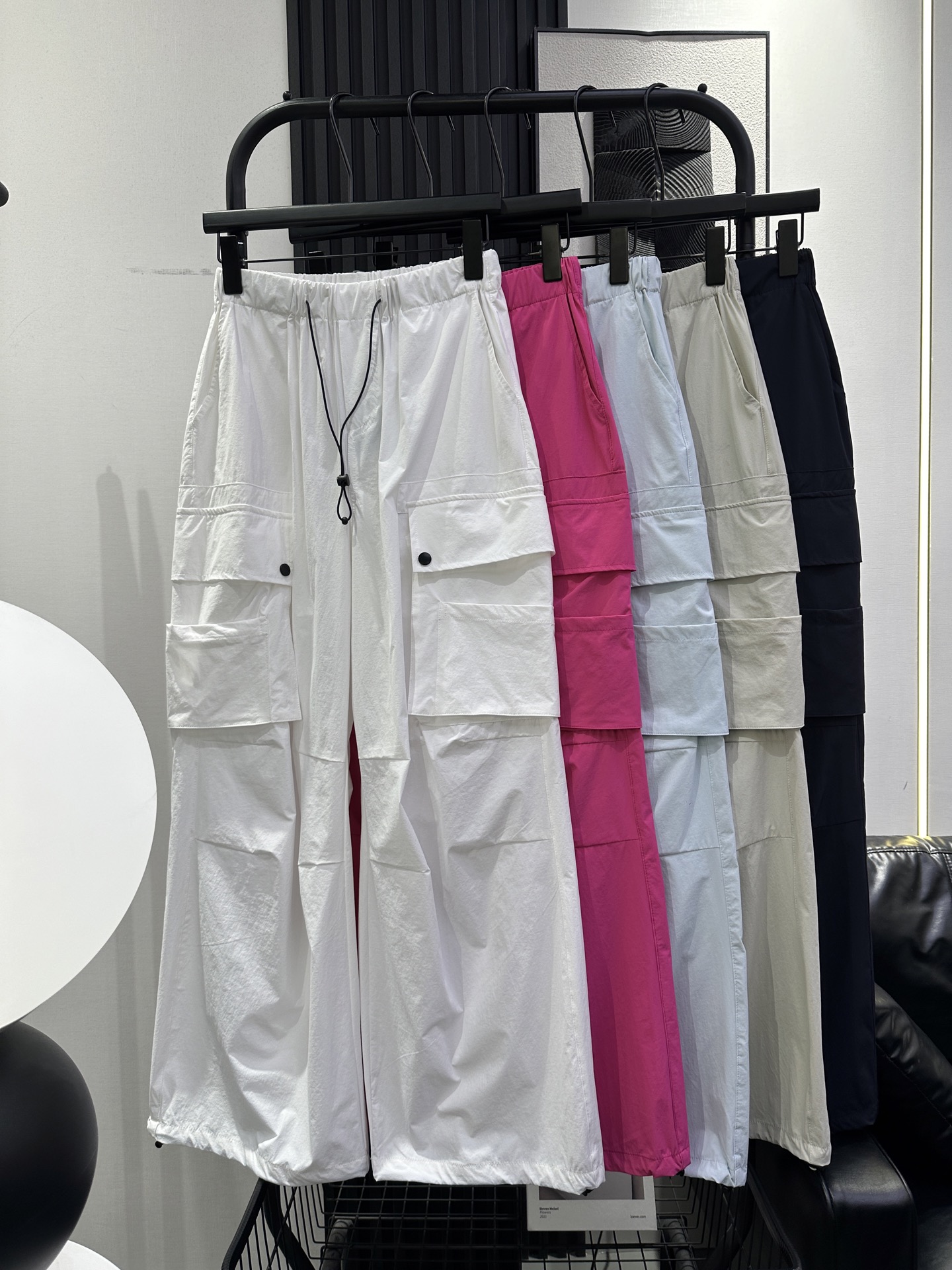 NO:838503,BALENCIAG* Balenciaga's new style elastic waist drawstring overalls, American hottie pleated multi-pocket design, light and breathable fabric, western style, five colors smlxl,,balenciaga,balenciaga,19860909BALENCIAG*巴黎世家 新款 松紧腰抽绳工装裤 美式辣妹褶皱多口袋设计感 面料轻薄透气 洋气版型 五色 smlxl,,balenciaga,balenciaga,,Women's clothing
