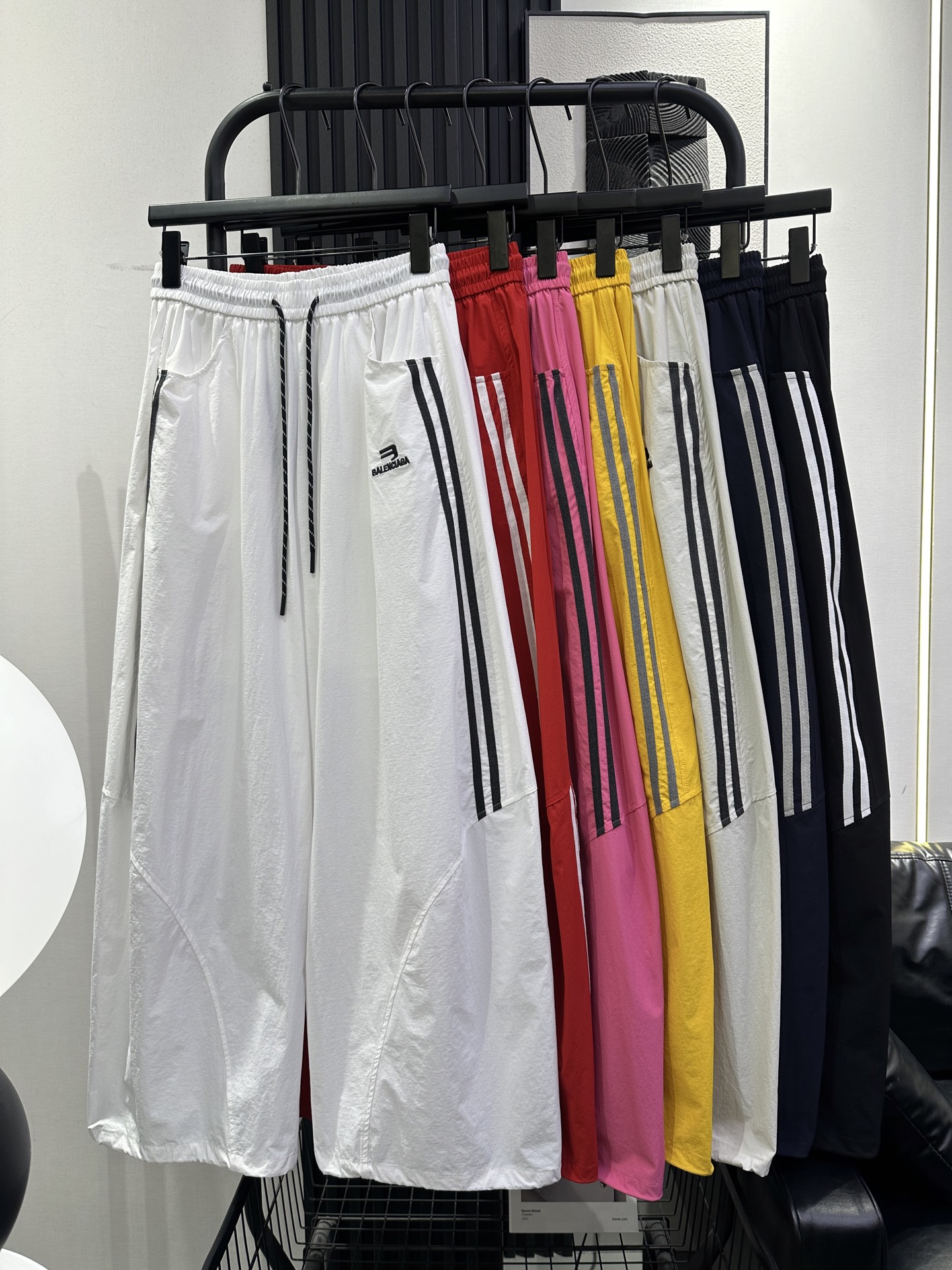 NO:838497,BALENCIAGA Balenciaga - New front and rear thin scimitar casual pants with parallel bars. They visually look slimmer and have an excellent upper body fashion effect. Jue Juezi recommends seven colors smlxl,,balenciaga,balenciaga,19860909BALENCIAGA 巴黎世家-新款前后双杠薄款弯刀休闲裤 视觉看起来更显瘦 上身洋气效果极佳 绝绝子推荐 七色 smlxl,,balenciaga,balenciaga,,Women's clothing